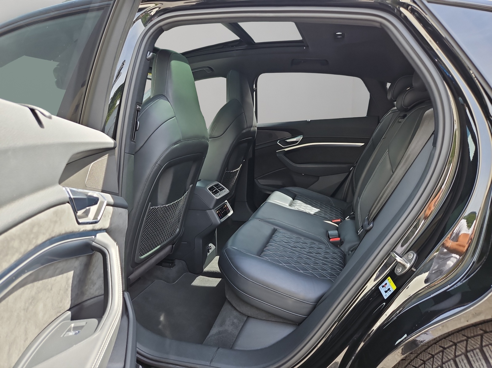 AUDI e-tron S Sportback quattro-image-8