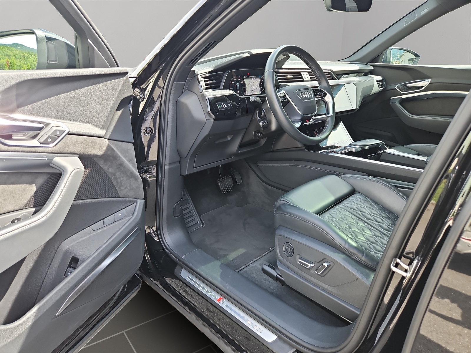 AUDI e-tron S Sportback quattro-image-6