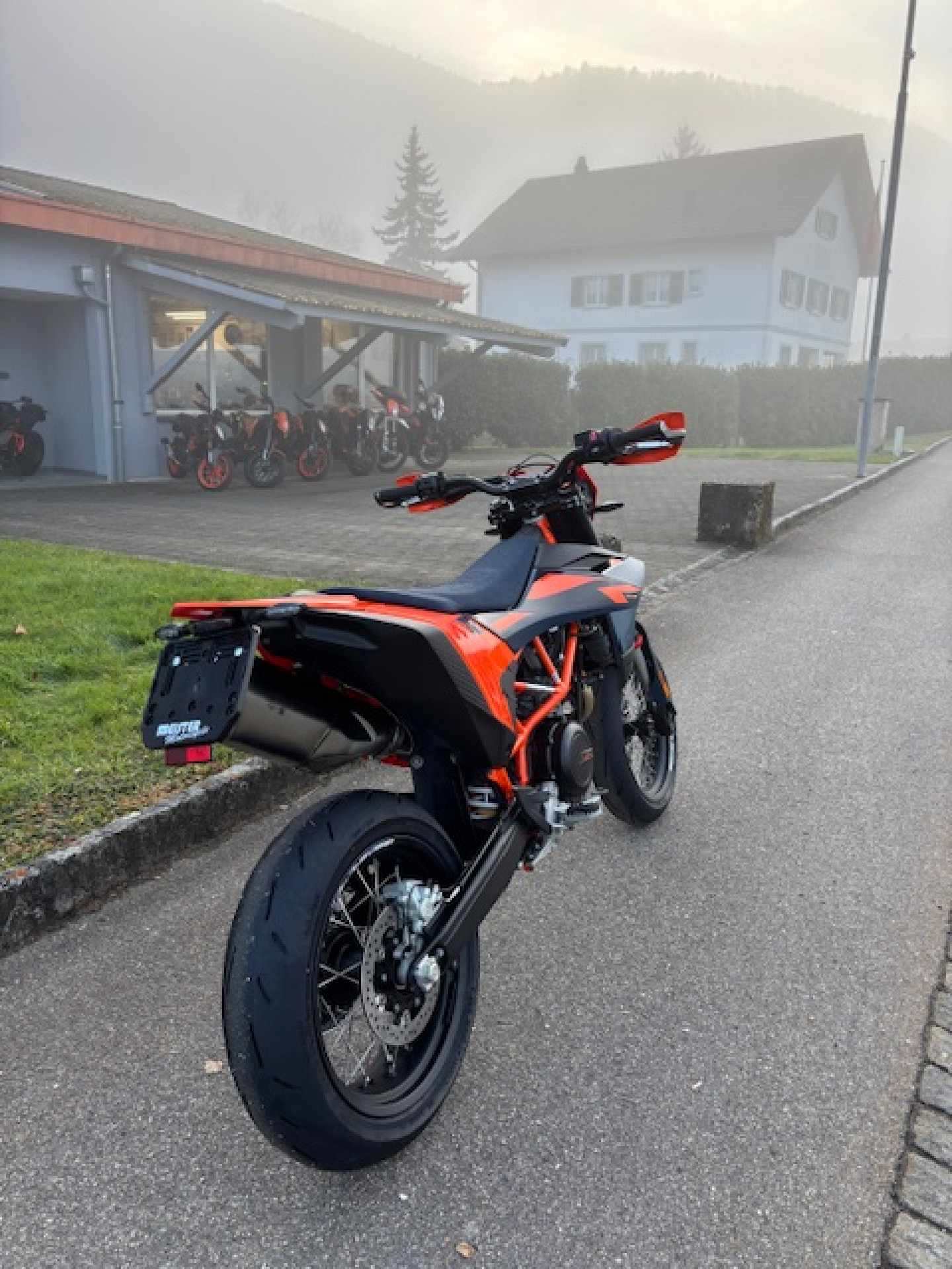 KTM 690 SMC R Supermoto-image-2