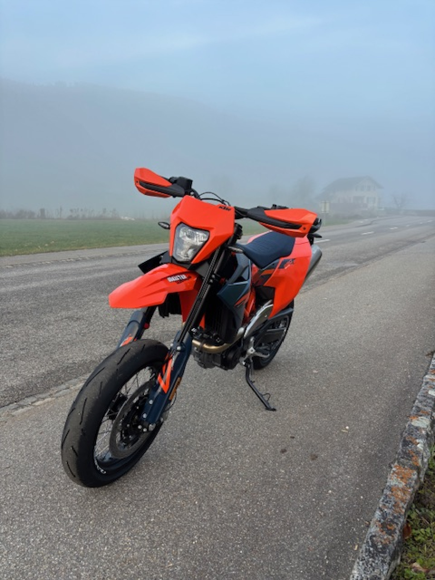 KTM 690 SMC R Supermoto-image-3