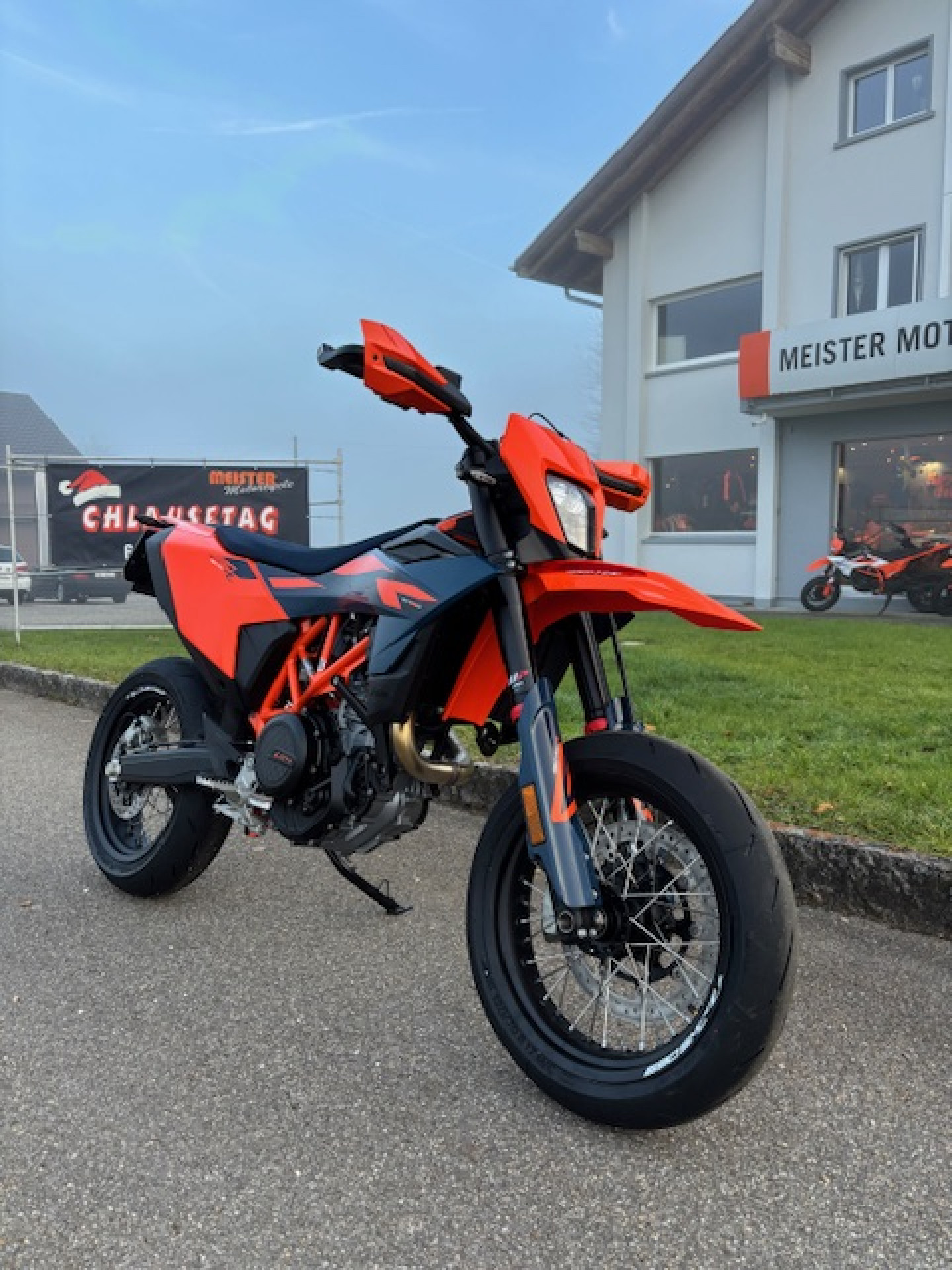 KTM 690 SMC R Supermoto-image-4