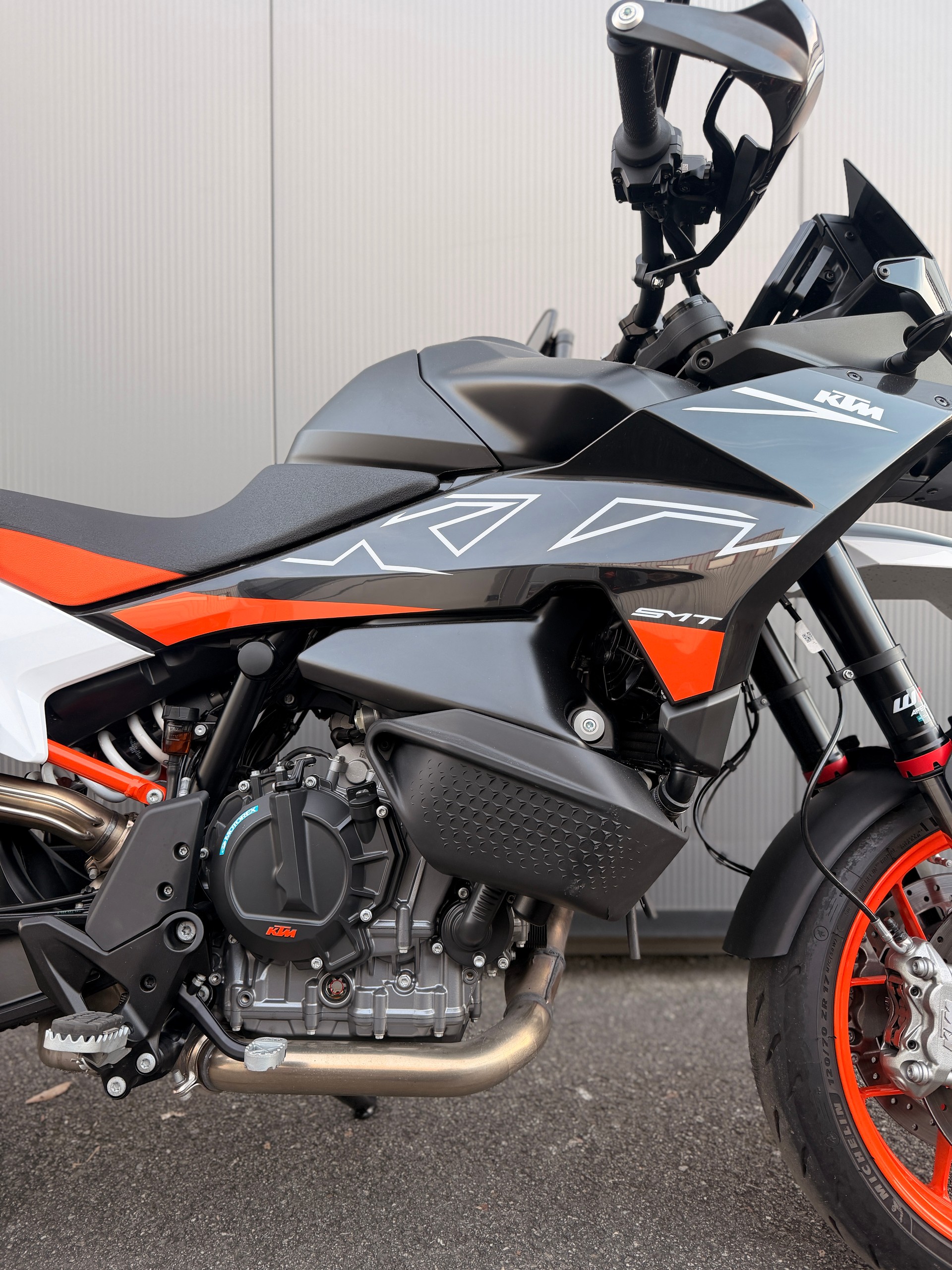 KTM 890 SMT-showroom-element-1