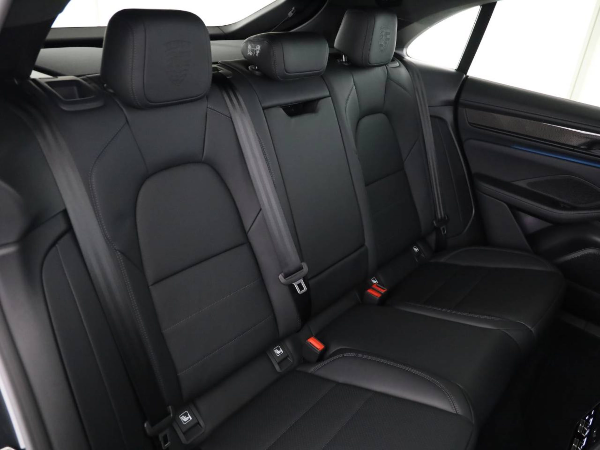 PORSCHE Macan Turbo-image-18
