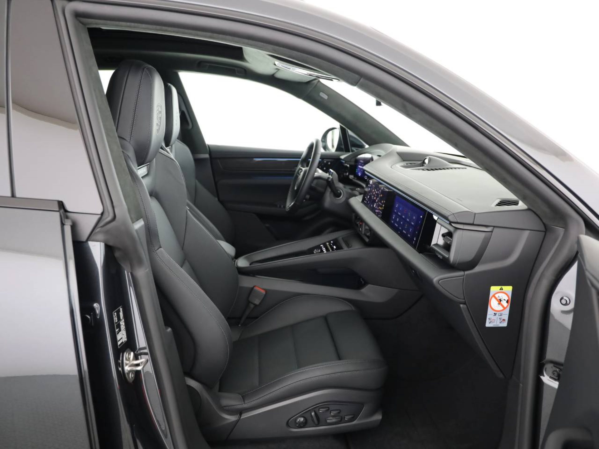 PORSCHE Macan Turbo-image-15