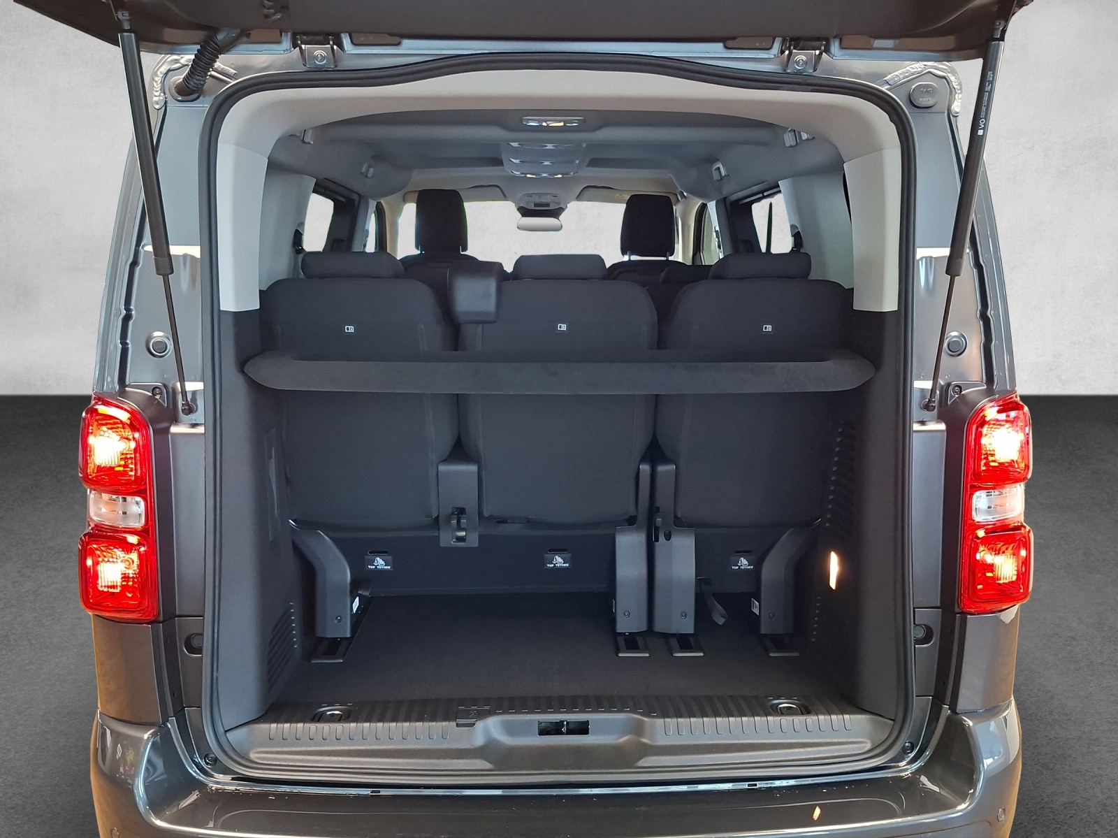 PEUGEOT Traveller Standard 2.2 BlueHDi 180 Business S/S-image-12