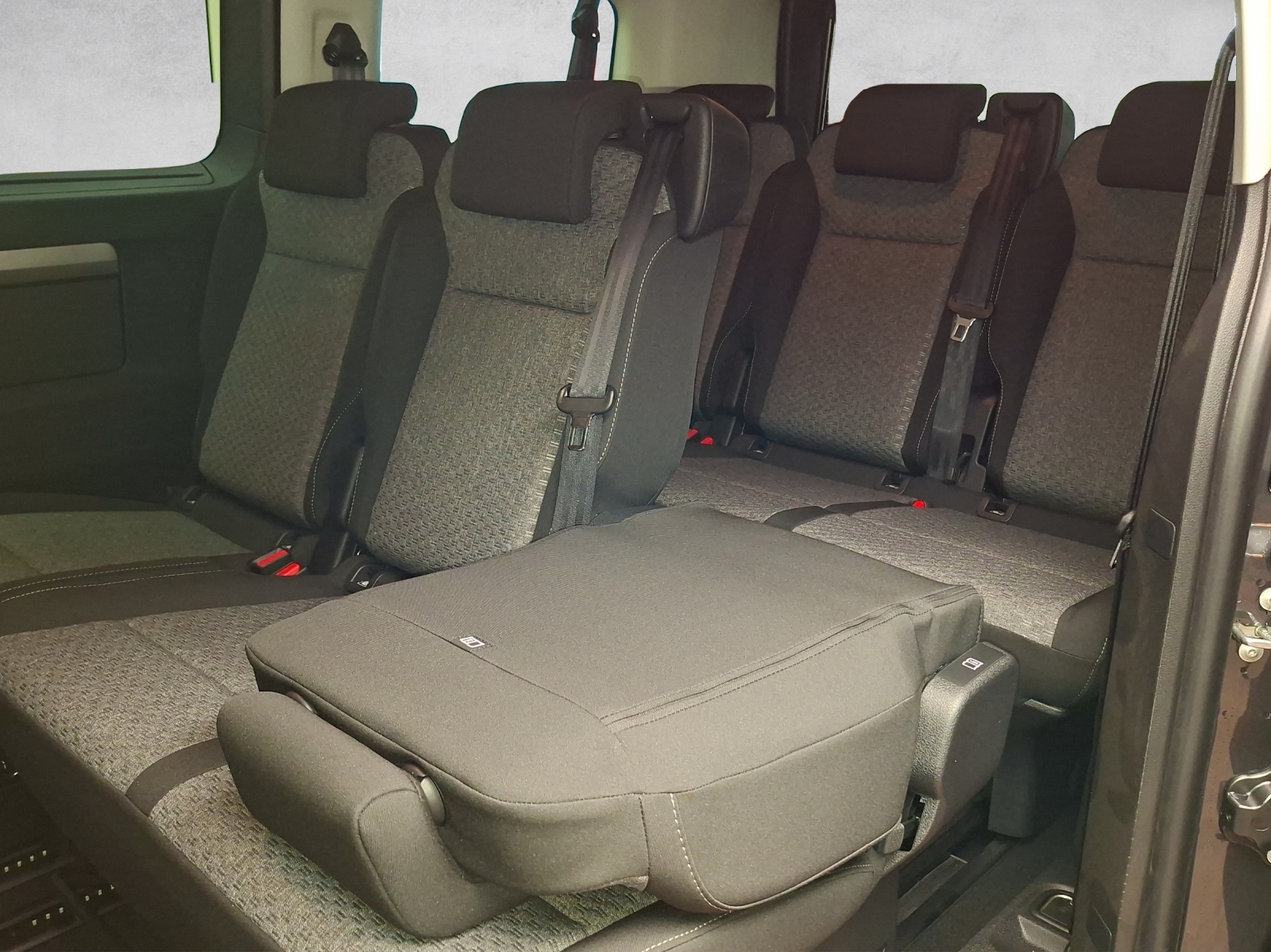 PEUGEOT Traveller Standard 2.2 BlueHDi 180 Business S/S-image-11