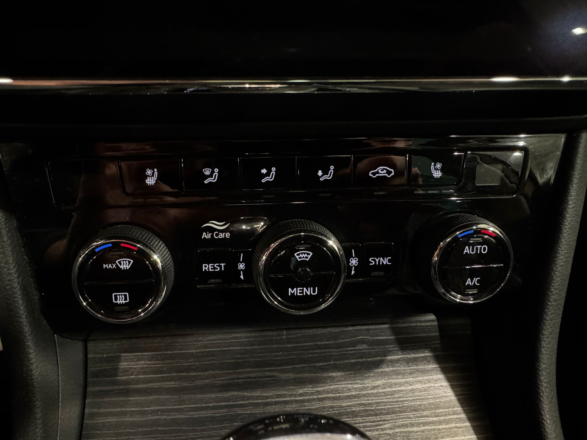 SKODA Superb Limousine 2.0 TDI Style DSG-image-11