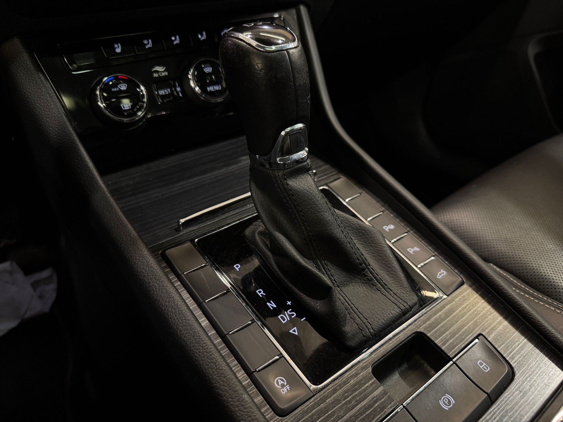 SKODA Superb Limousine 2.0 TDI Style DSG-image-13