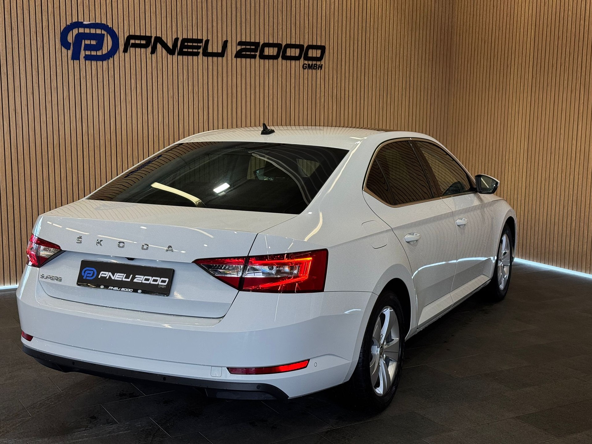 SKODA Superb Limousine 2.0 TDI Style DSG-image-2