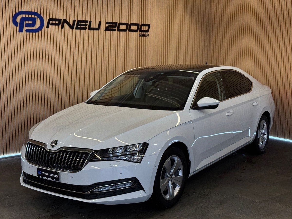 Wunderschone Skoda Superb Limousine Fotosnull