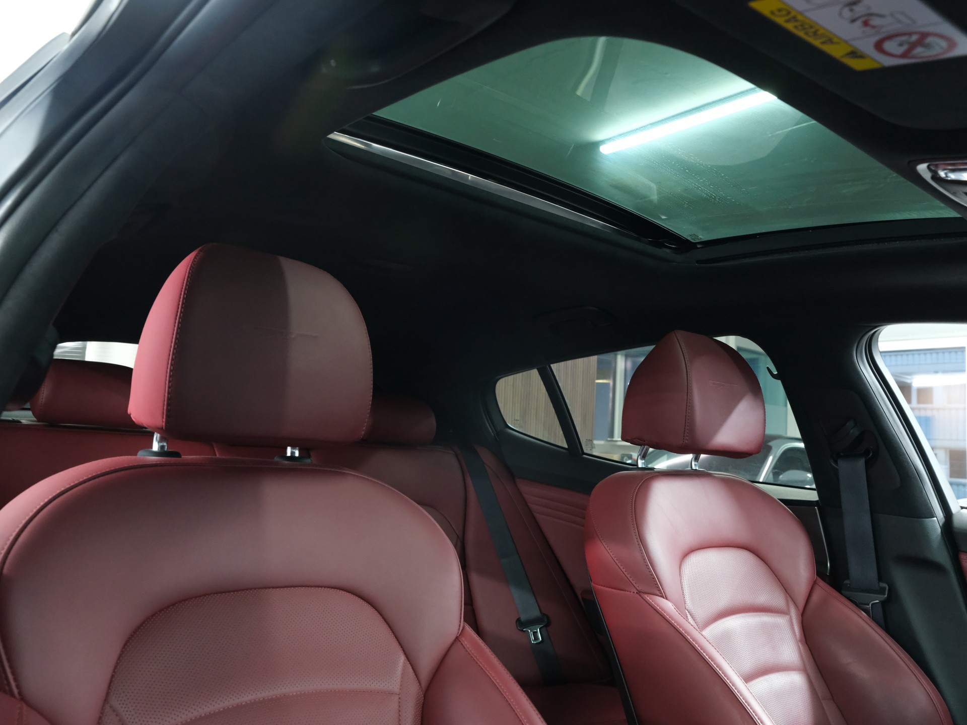 KIA Stinger 3.3 T-GDi GT Automat AWD-image-24