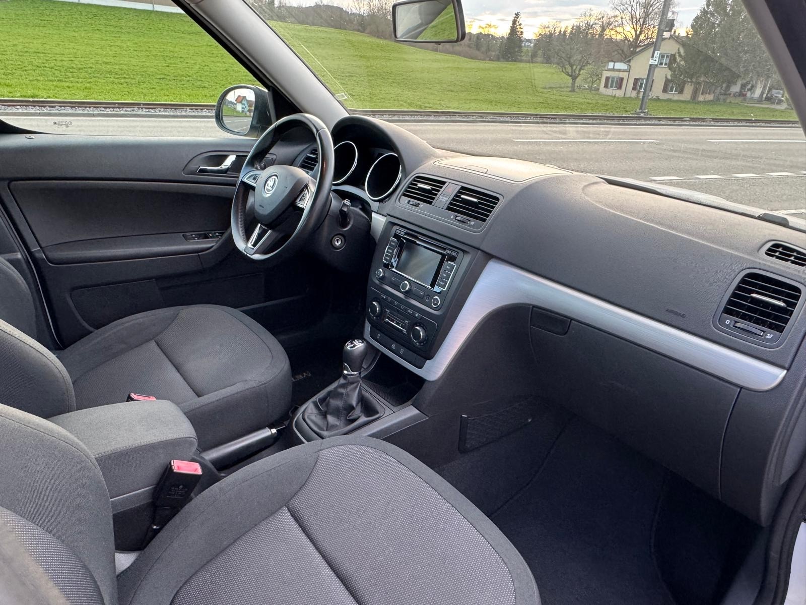 SKODA Yeti 2.0 TDI Active 4x4-image-8