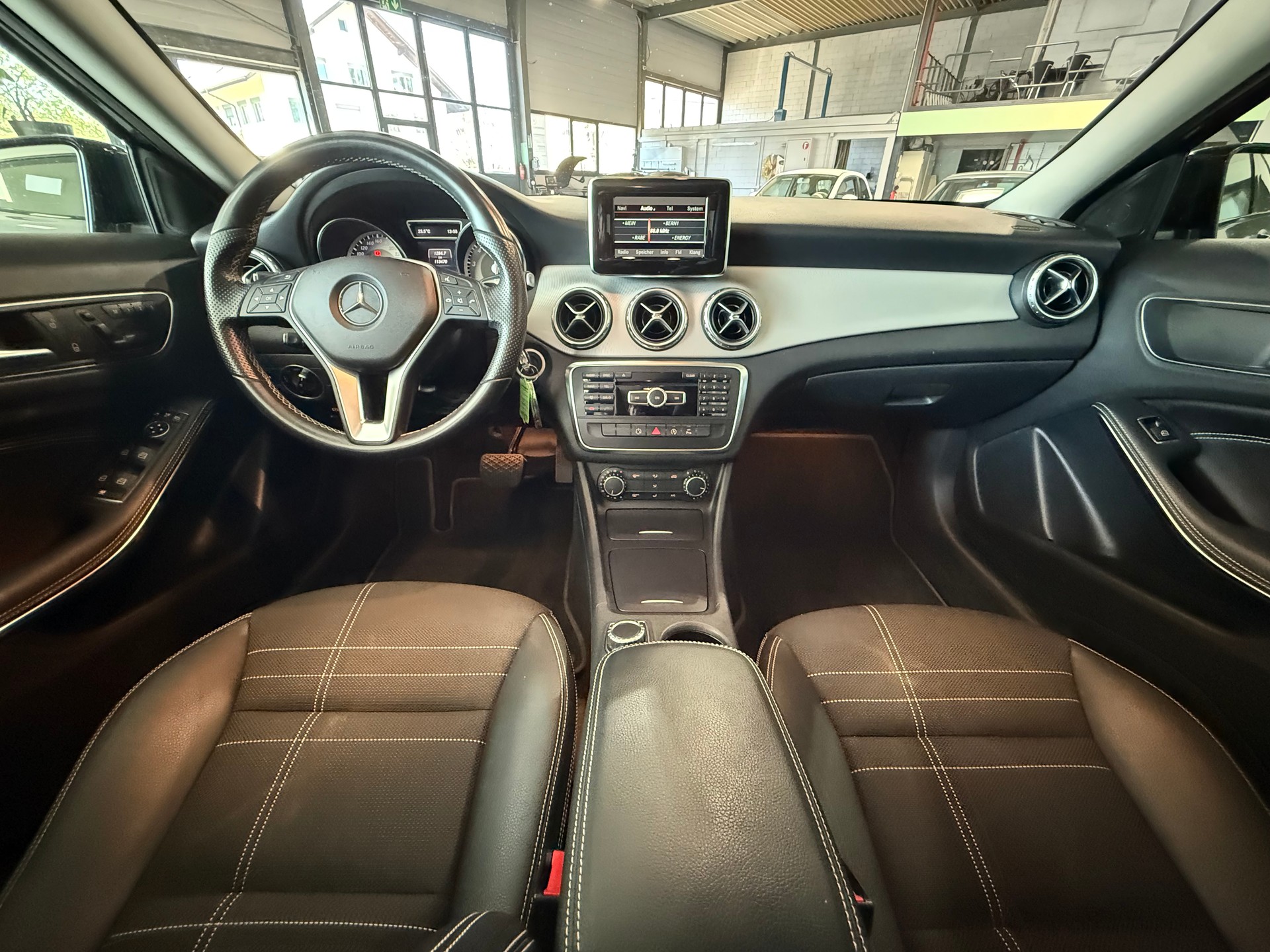 MERCEDES-BENZ GLA 200 Night Star 7G-DCT-image-14