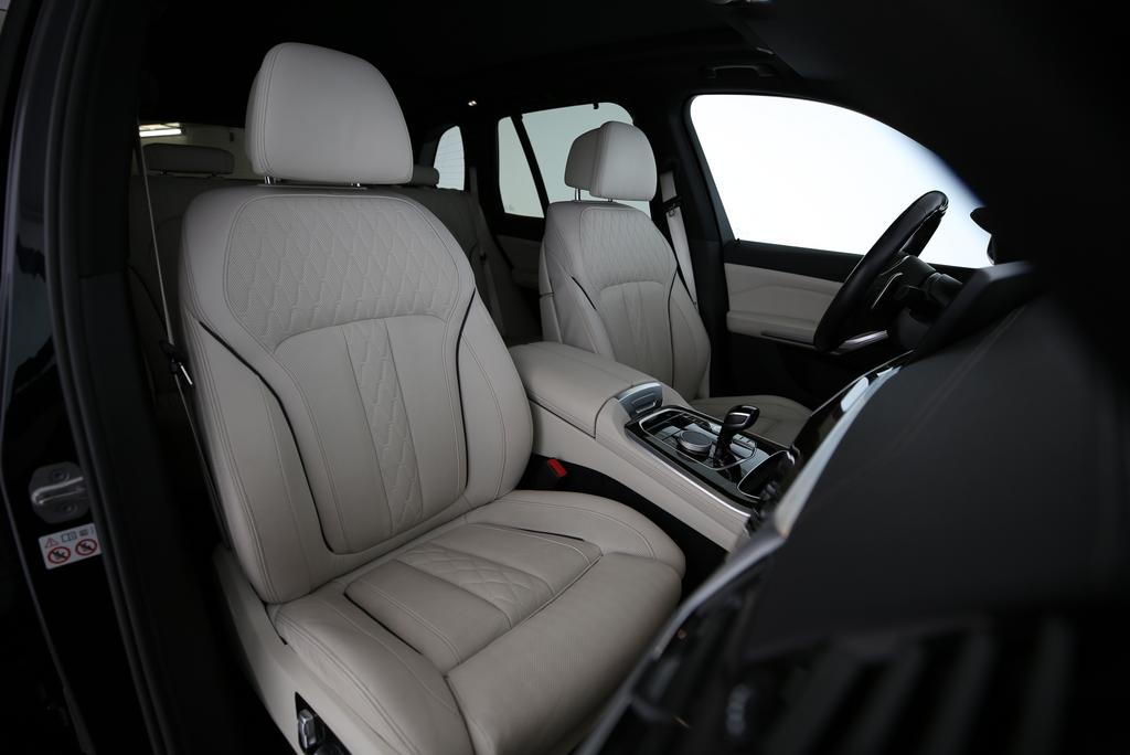 BMW X5 M50i xDrive-image-12