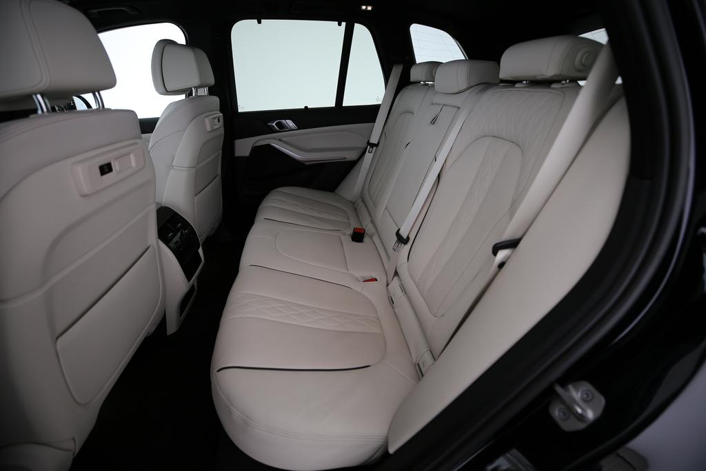 BMW X5 M50i xDrive-image-13