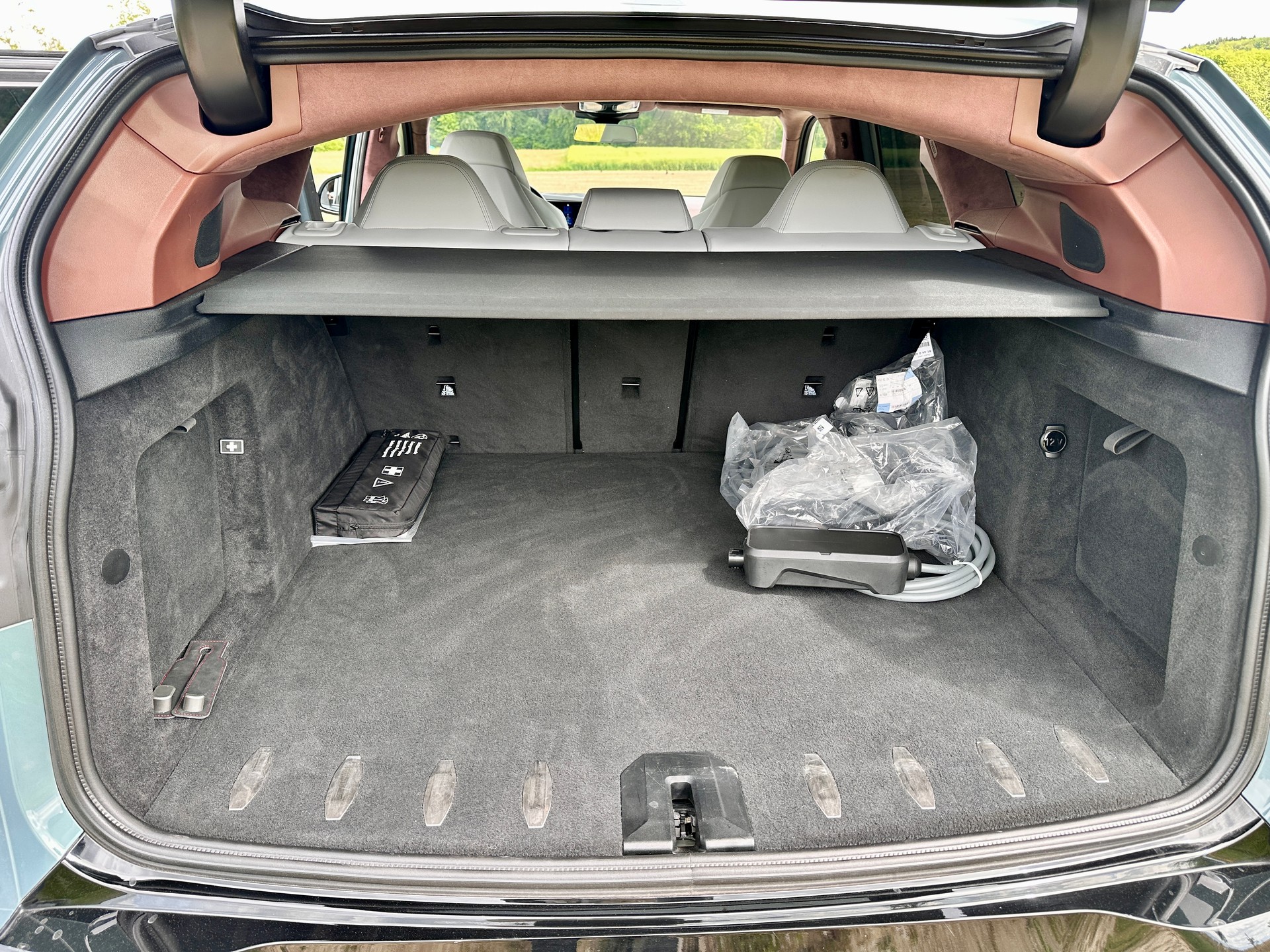 BMW XM xDrive PHEV Steptronic-image-15