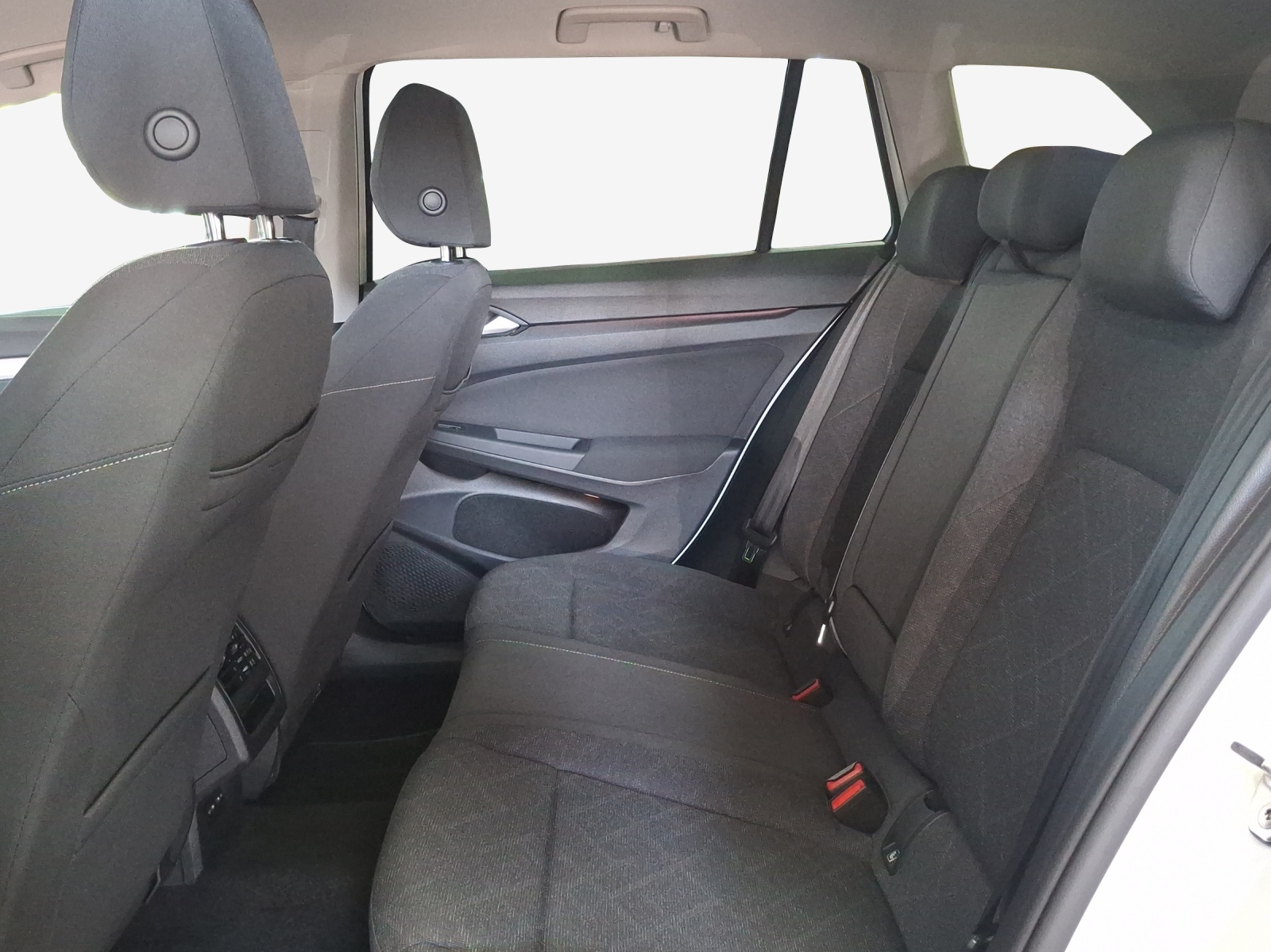 VW Golf Variant 1.0 eTSI mHEV Life DSG-image-11