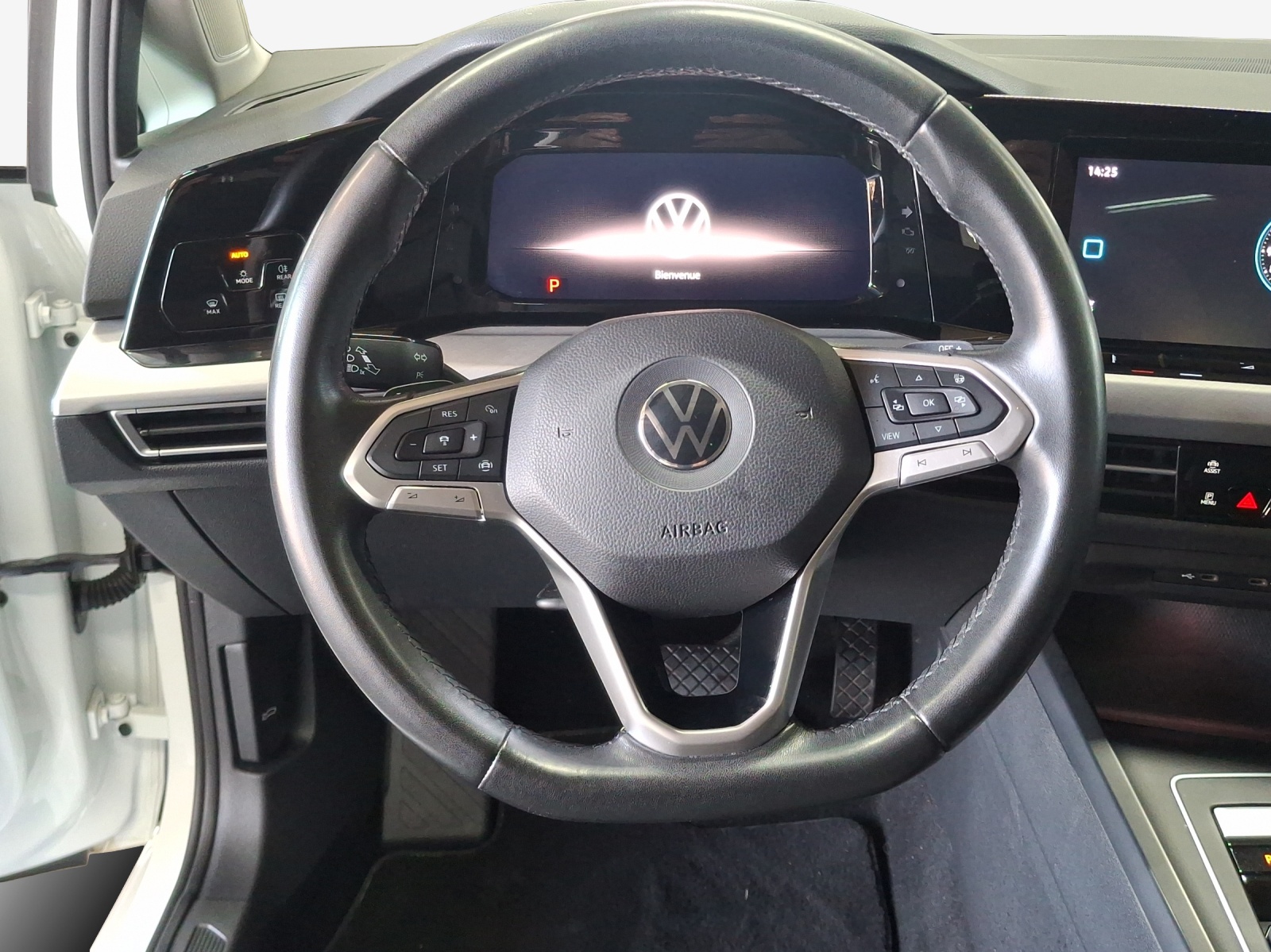 VW Golf Variant 1.0 eTSI mHEV Life DSG-image-9