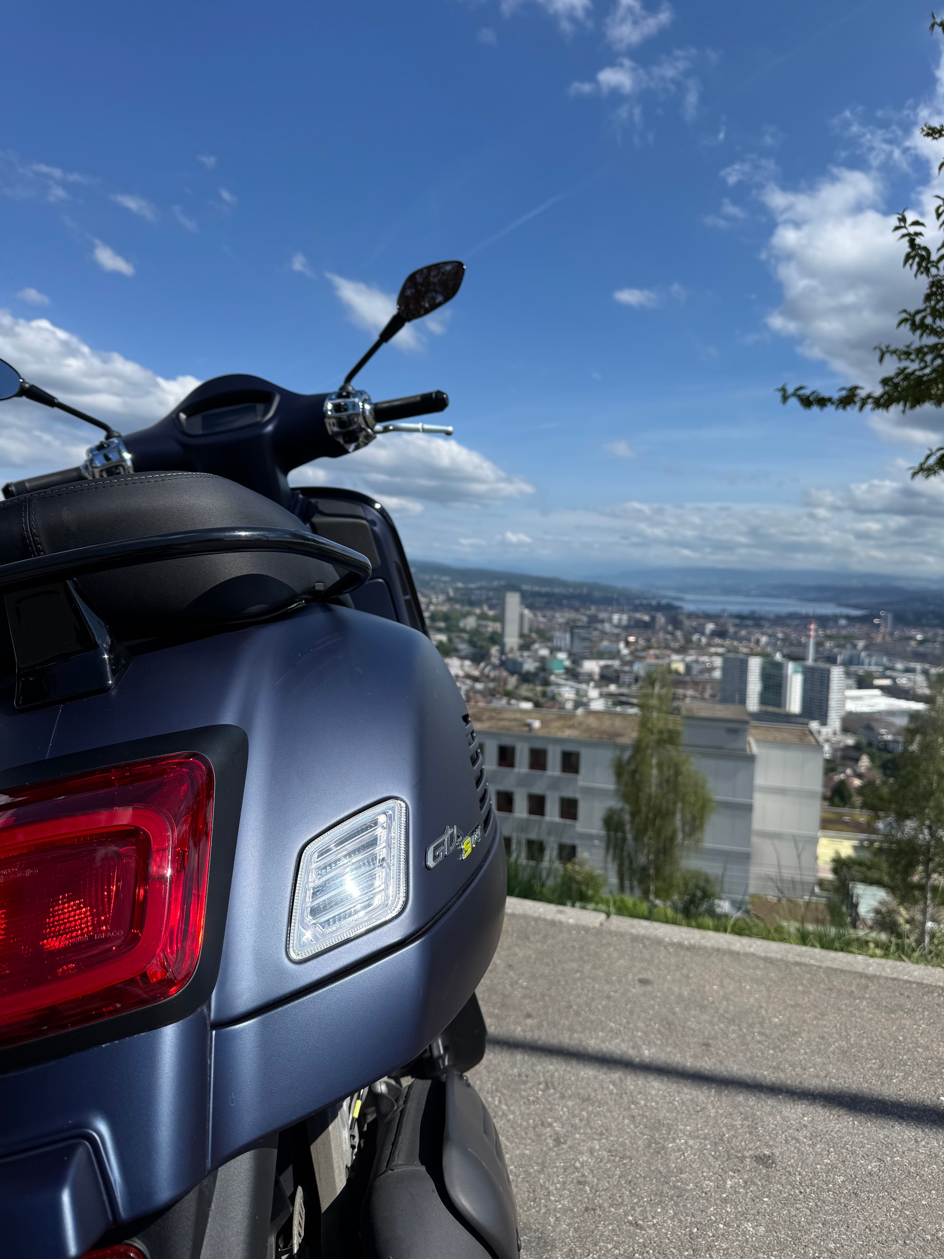 PIAGGIO Vespa GTS 125 Super Tech ABS-image-3