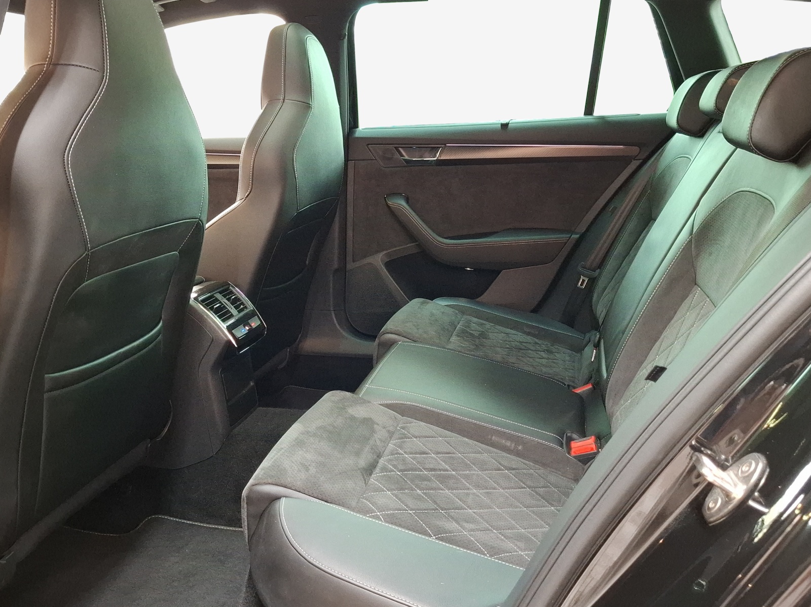 SKODA Superb Combi 2.0 TSI SportLine Light 4x4 DSG-image-11