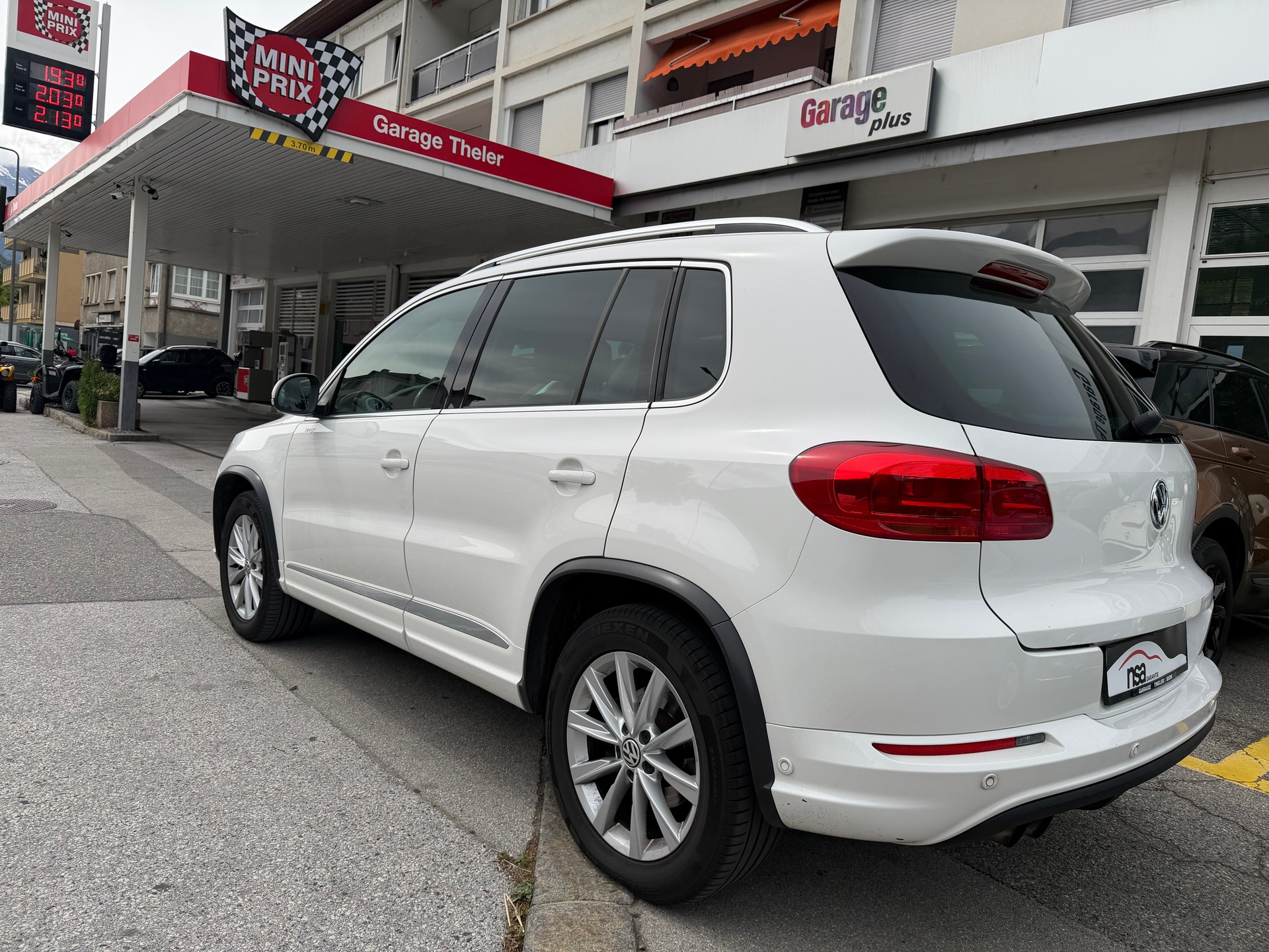 VW Tiguan 2.0 TSI Design 4Motion DSG-image-2