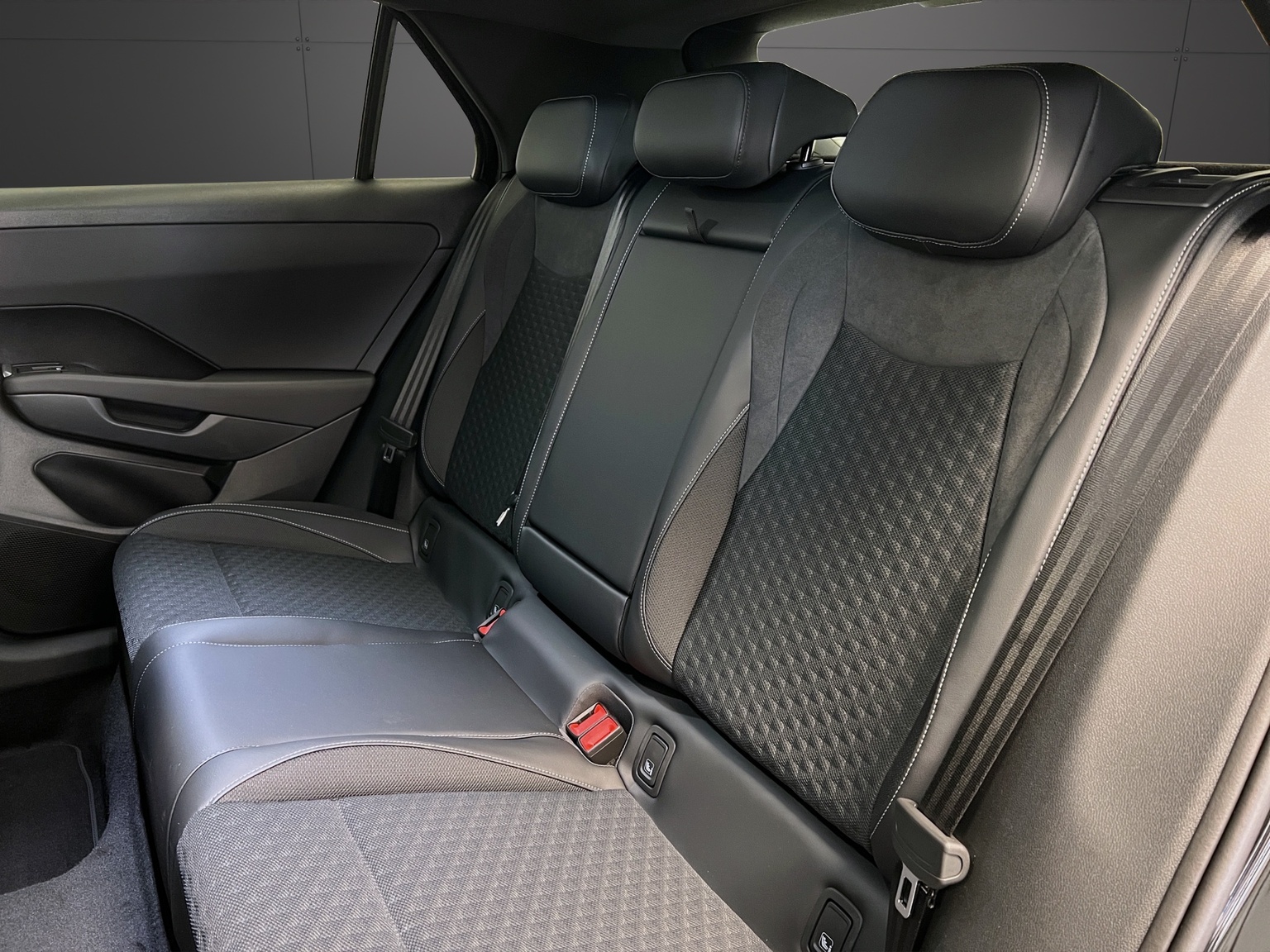 VW T-Roc 1.5 eTSI mHEV R-Line DSG-image-8