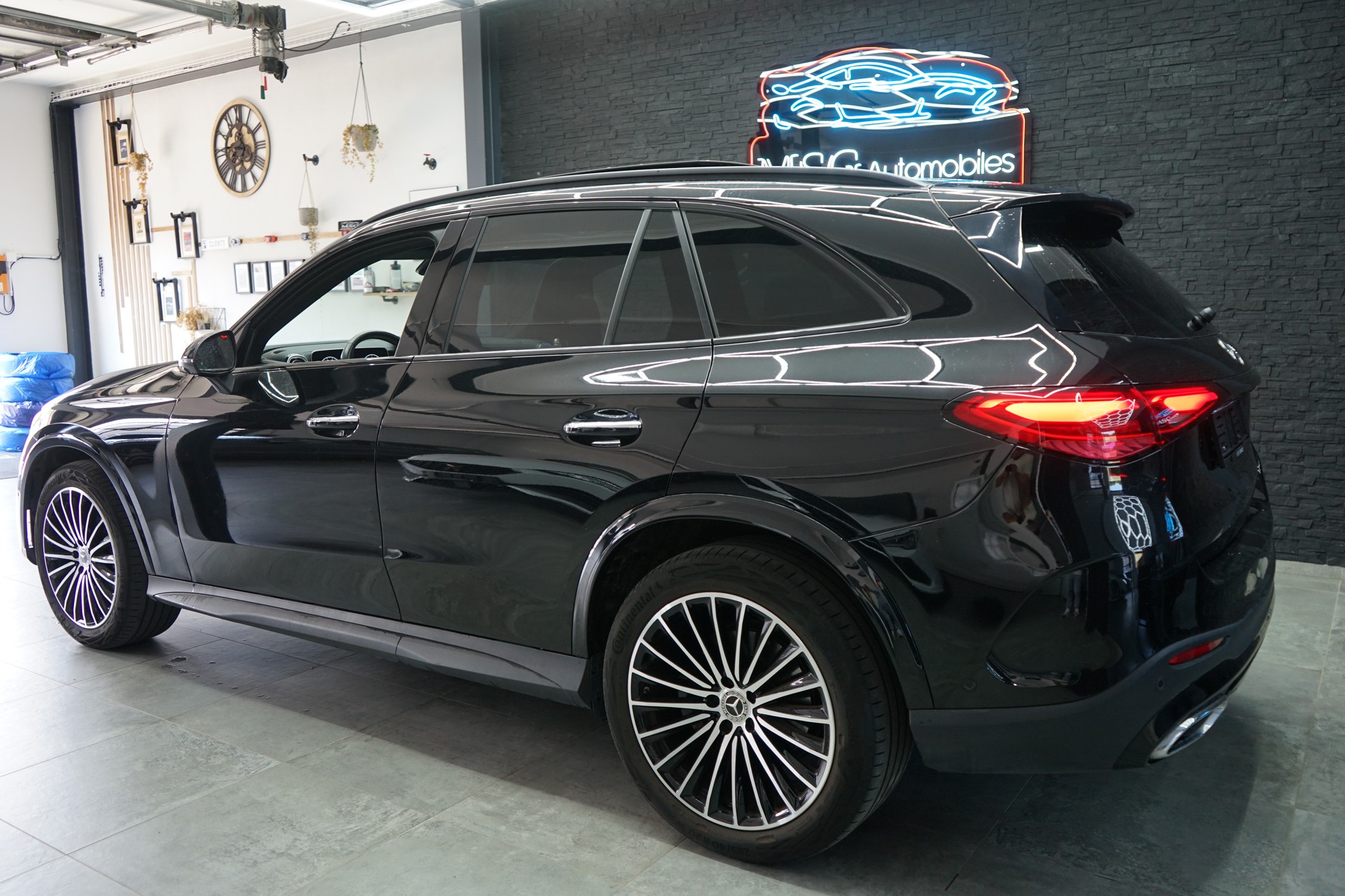 MERCEDES-BENZ GLC 300 4Matic AMG Line 9G-Tronic-image-2