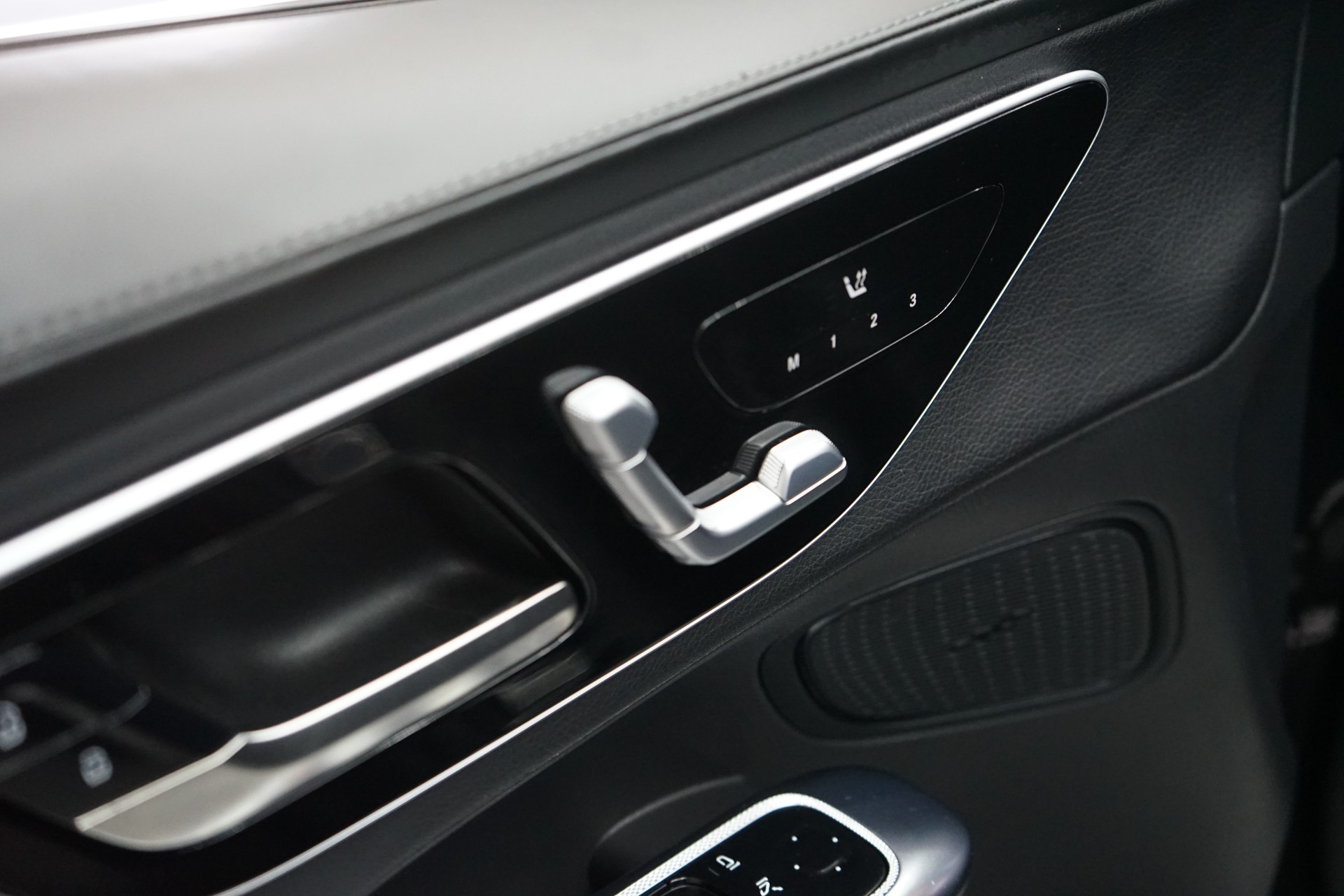 MERCEDES-BENZ GLC 300 4Matic AMG Line 9G-Tronic-image-11