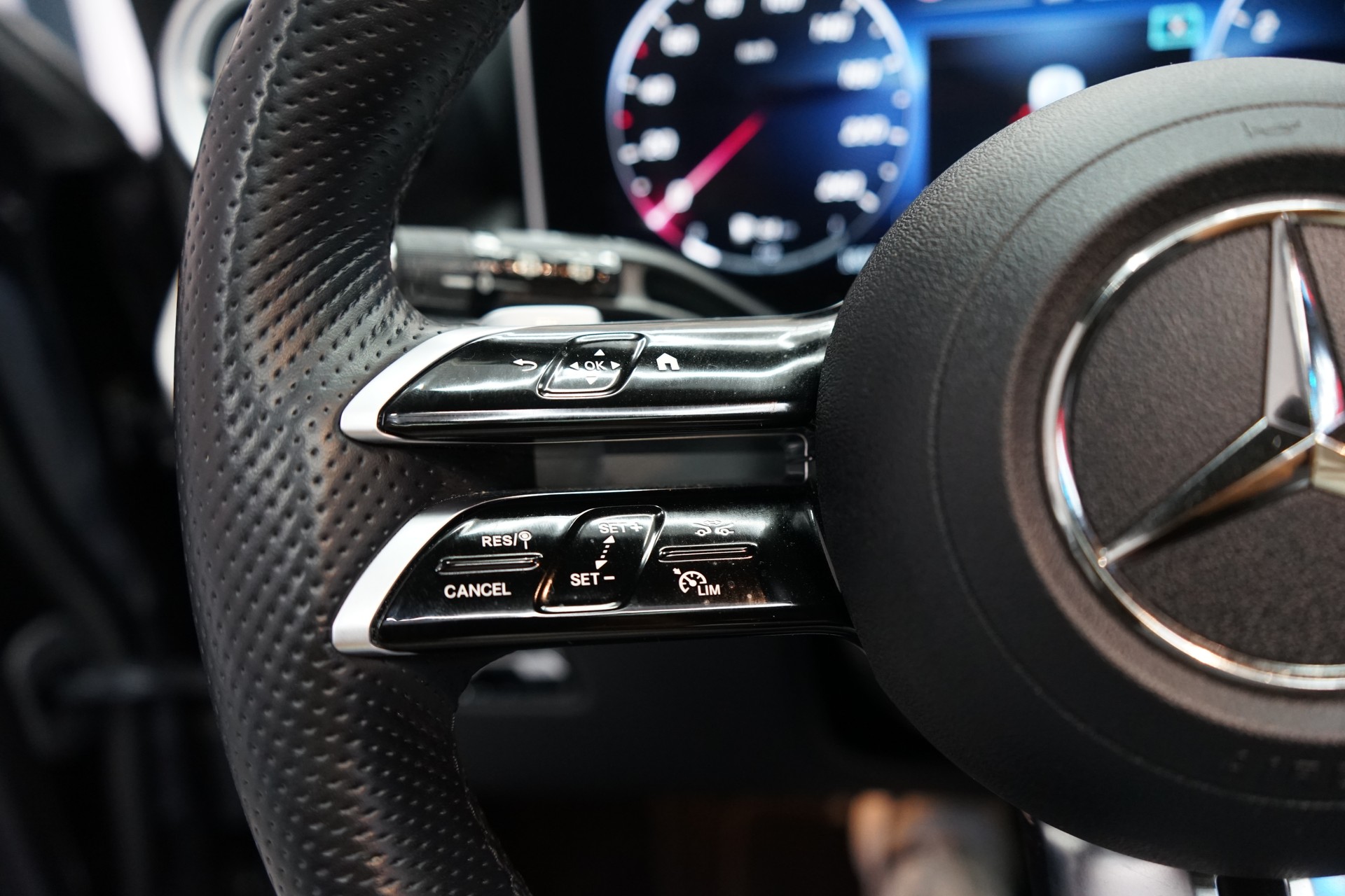MERCEDES-BENZ GLC 300 4Matic AMG Line 9G-Tronic-image-6