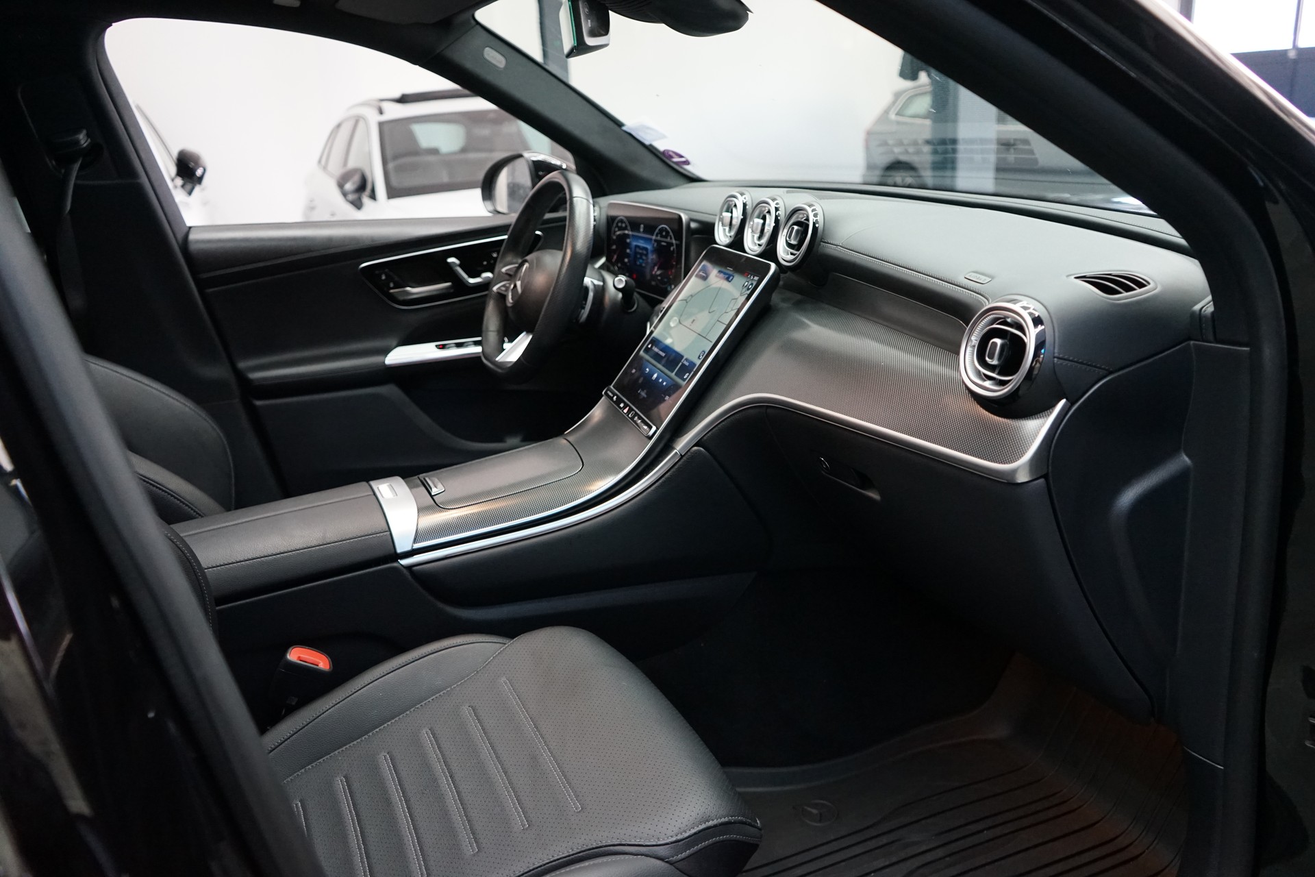 MERCEDES-BENZ GLC 300 4Matic AMG Line 9G-Tronic-image-4