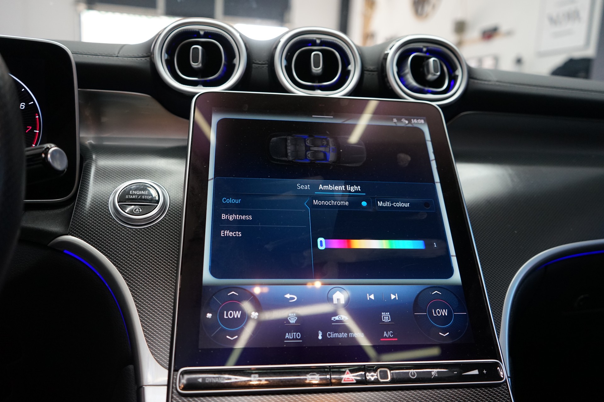 MERCEDES-BENZ GLC 300 4Matic AMG Line 9G-Tronic-image-10