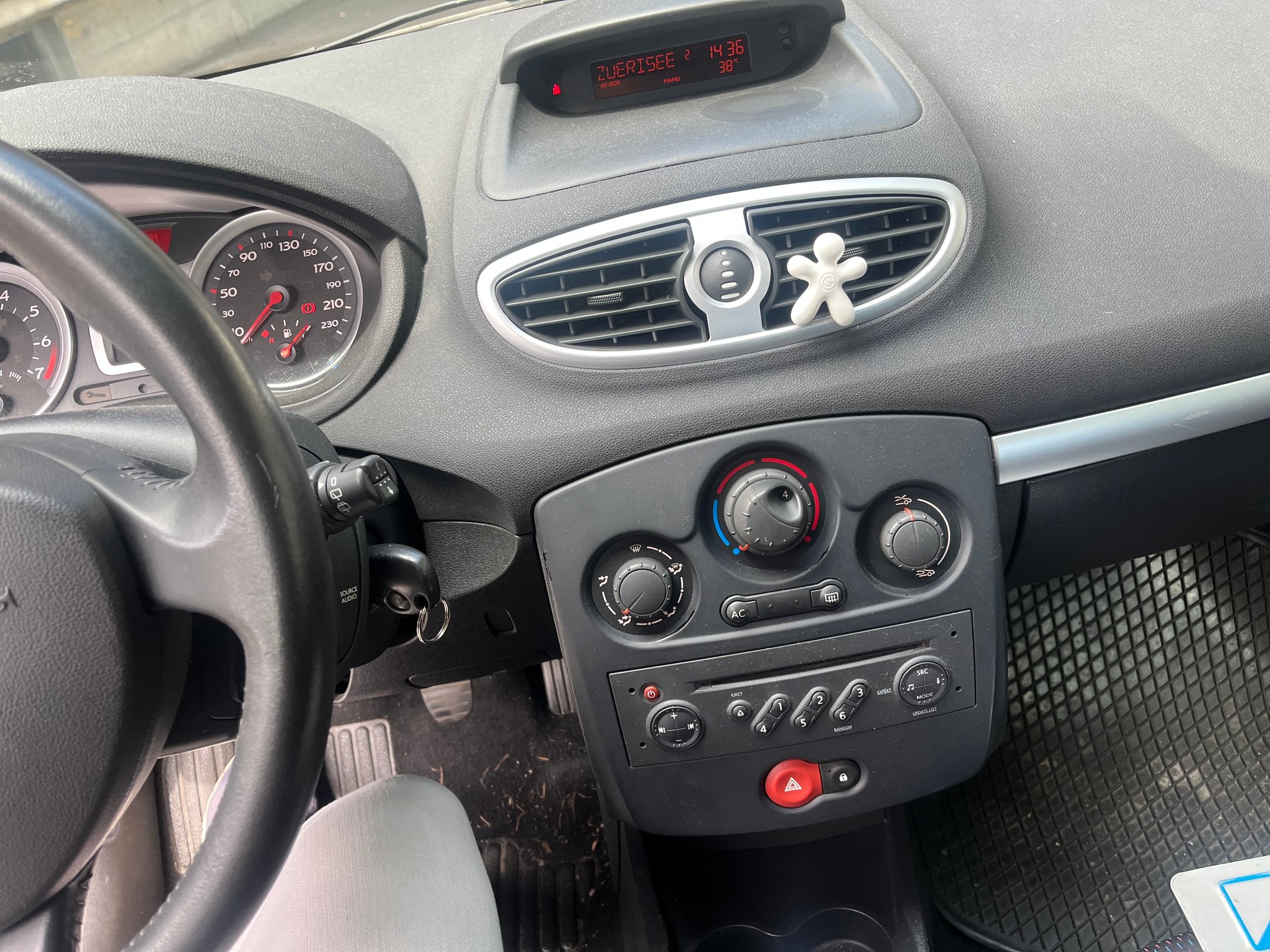 RENAULT Clio 1.6 16V Dynamique-image-10