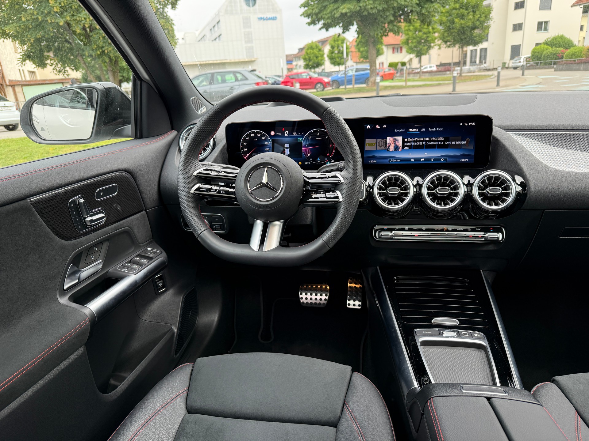 MERCEDES-BENZ GLA 220 d Swiss Star AMG Line 4matic-image-4