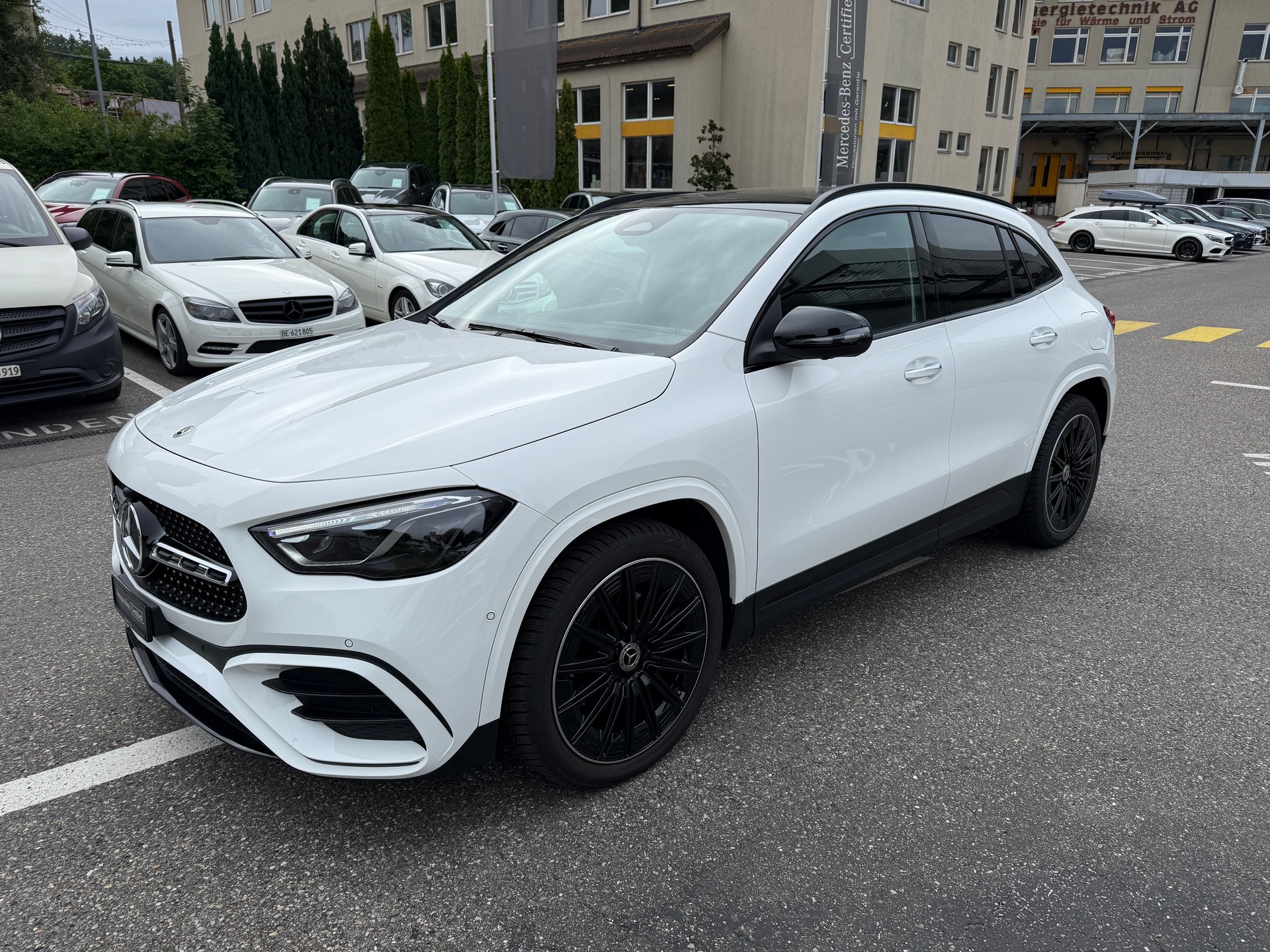 MERCEDES-BENZ GLA 220 d Swiss Star AMG Line 4matic-image-2