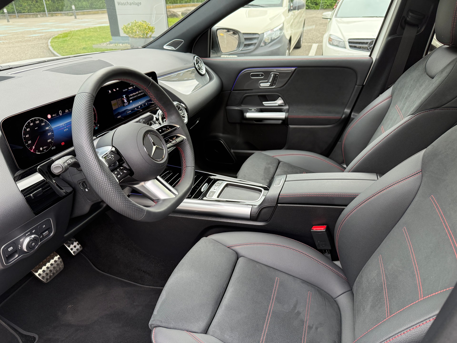 MERCEDES-BENZ GLA 220 d Swiss Star AMG Line 4matic-image-3