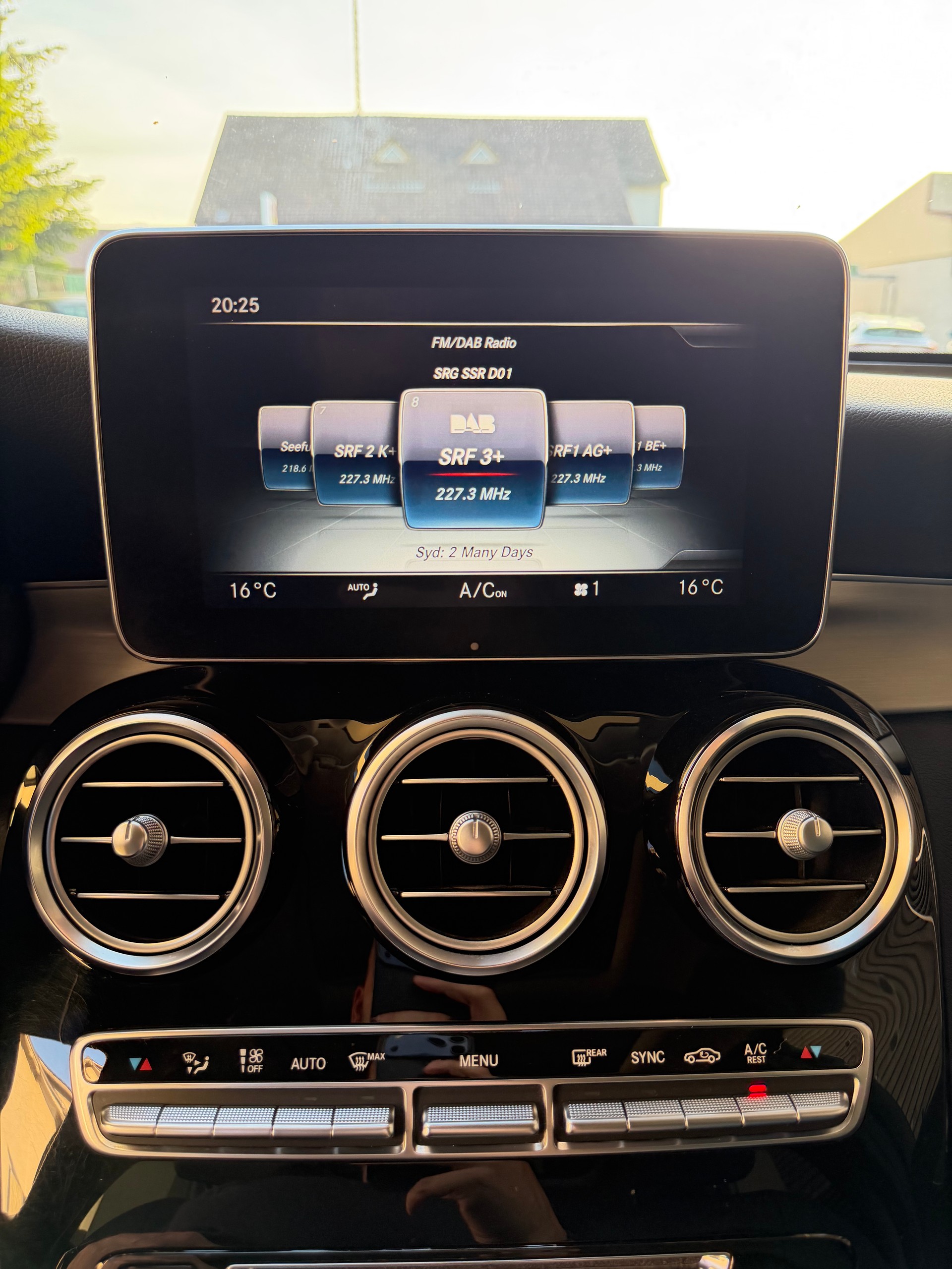 MERCEDES-BENZ GLC 300 4Matic AMG Line 9G-Tronic-image-12