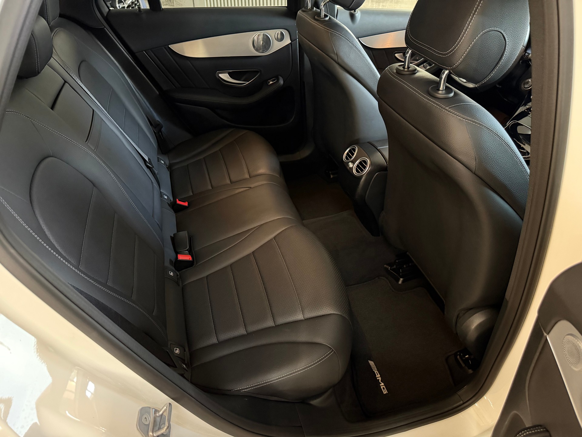 MERCEDES-BENZ GLC 300 4Matic AMG Line 9G-Tronic-image-18