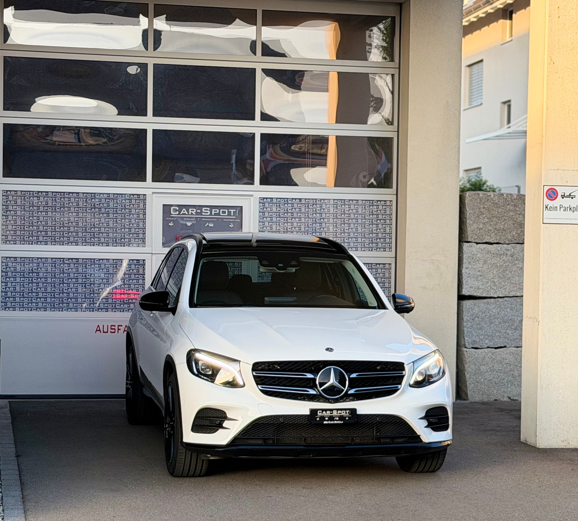 MERCEDES-BENZ GLC 300 4Matic AMG Line 9G-Tronic-image-2