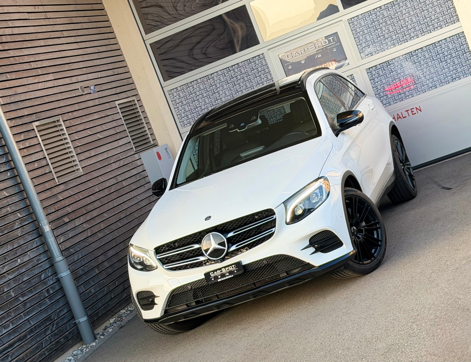 MERCEDES-BENZ GLC 300 4Matic AMG Line 9G-Tronic-image-0