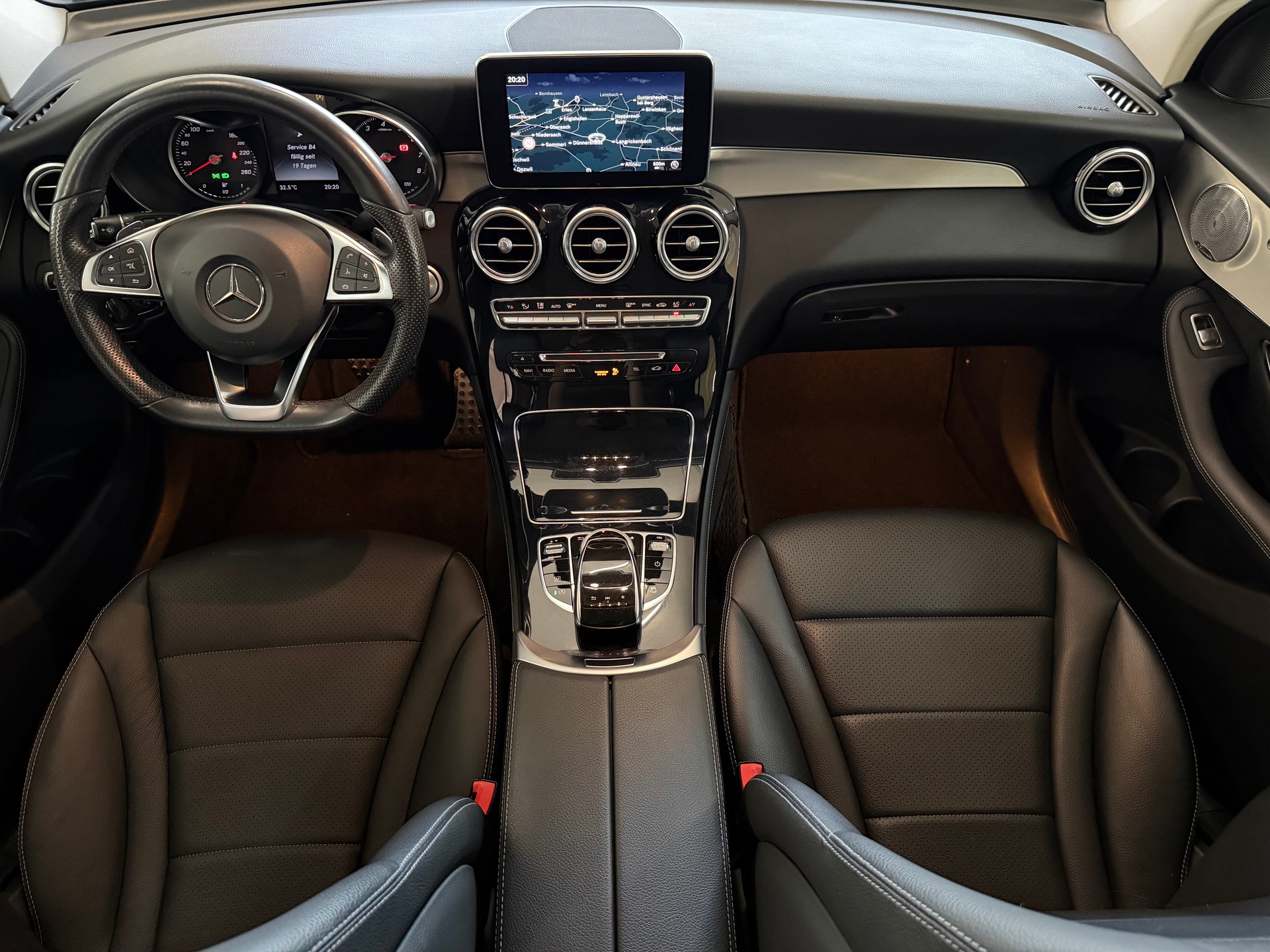 MERCEDES-BENZ GLC 300 4Matic AMG Line 9G-Tronic-image-7