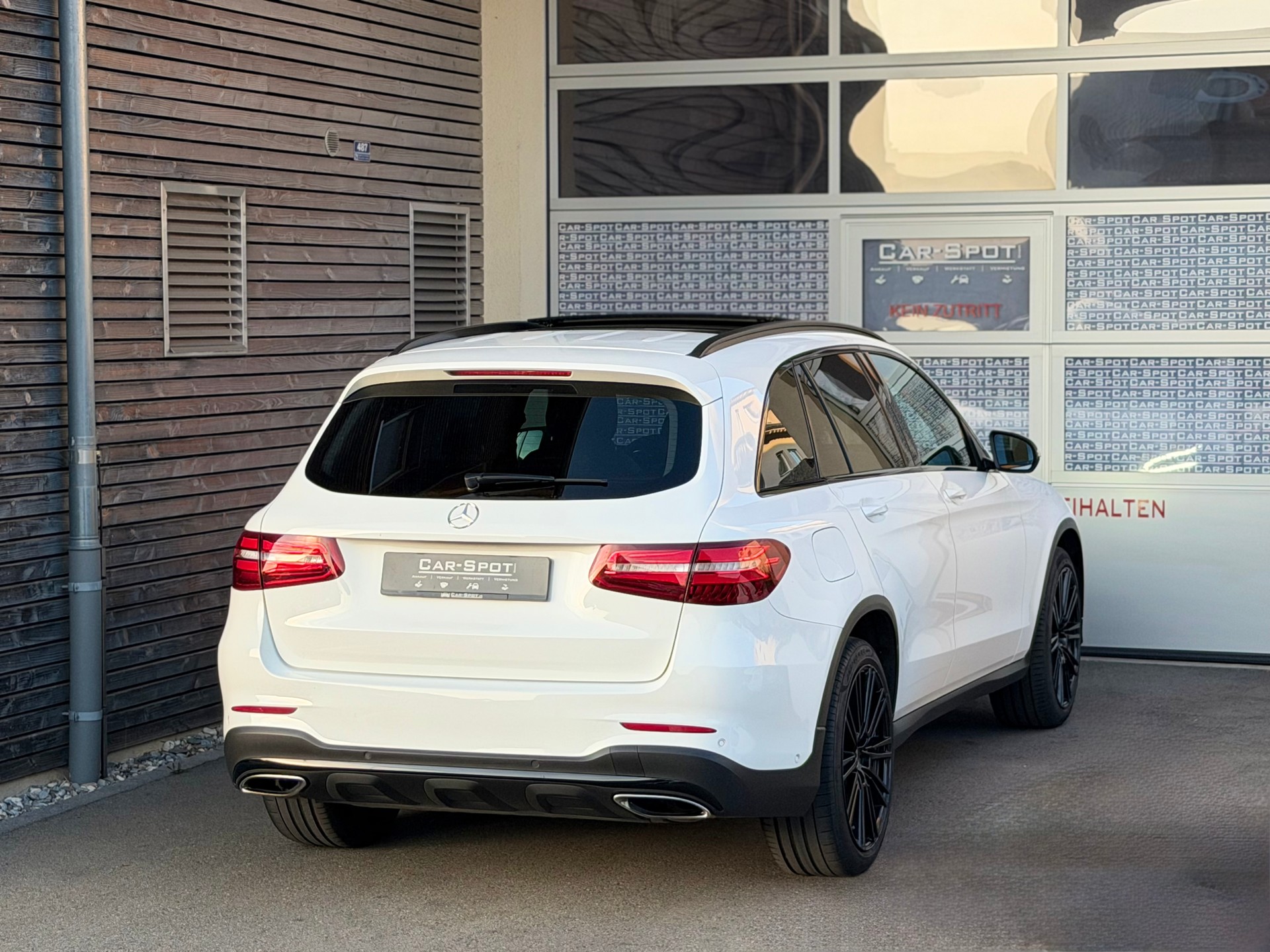MERCEDES-BENZ GLC 300 4Matic AMG Line 9G-Tronic-image-4