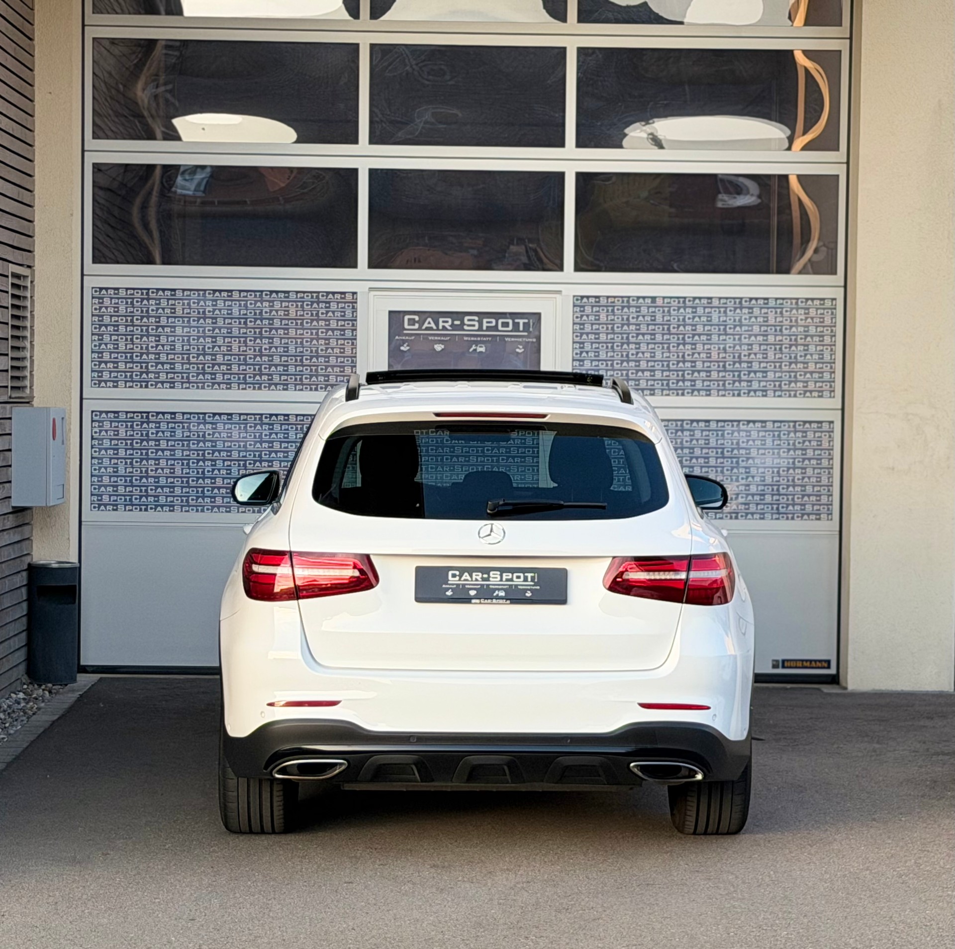 MERCEDES-BENZ GLC 300 4Matic AMG Line 9G-Tronic-image-3