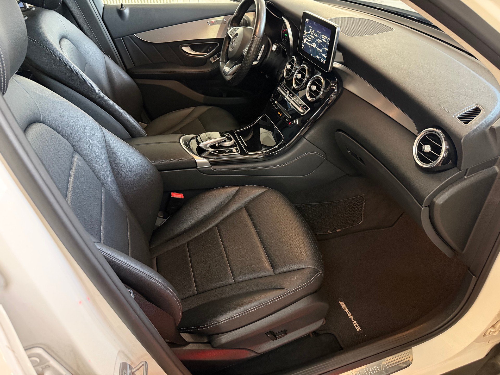 MERCEDES-BENZ GLC 300 4Matic AMG Line 9G-Tronic-image-11