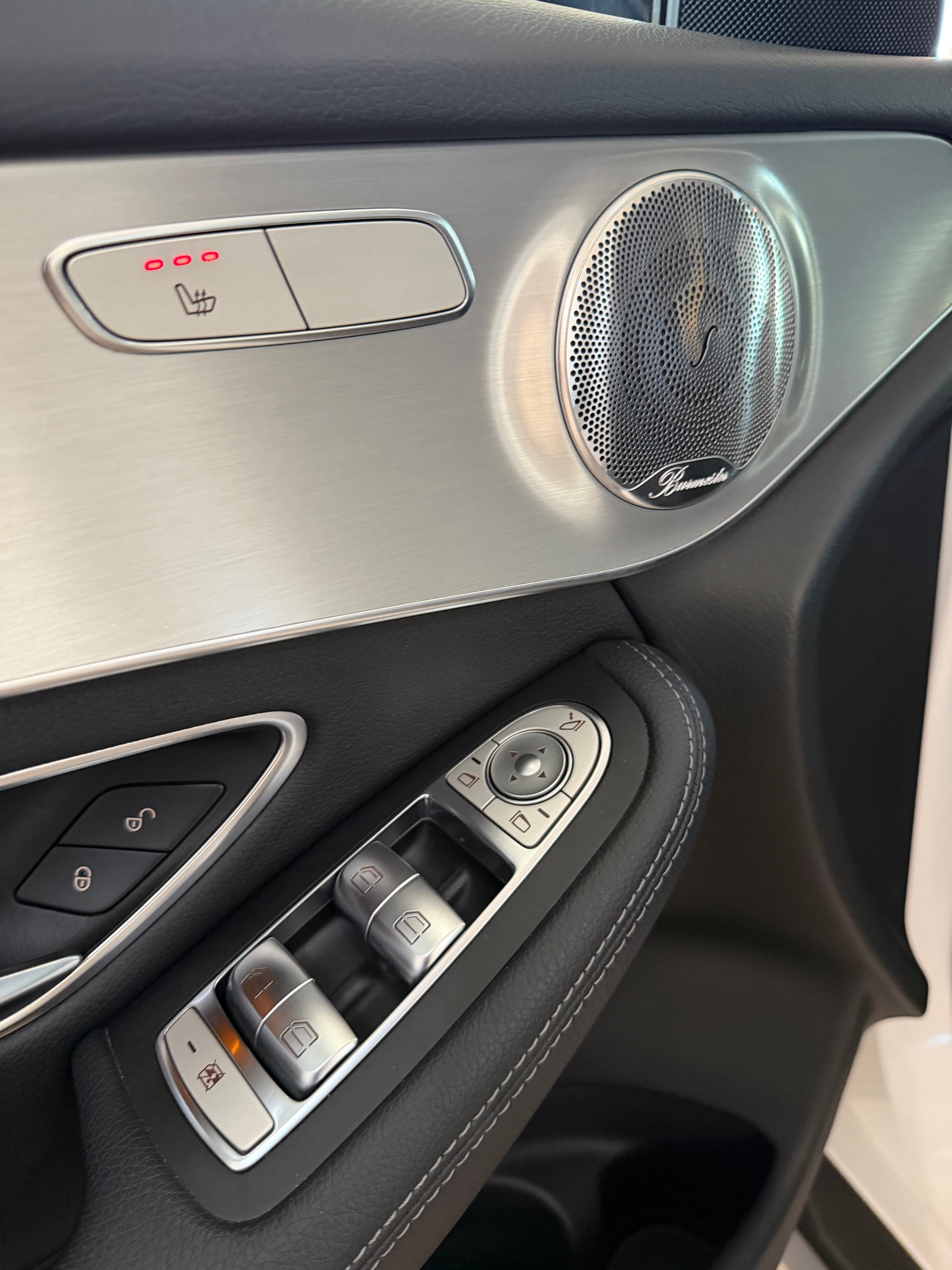 MERCEDES-BENZ GLC 300 4Matic AMG Line 9G-Tronic-image-13
