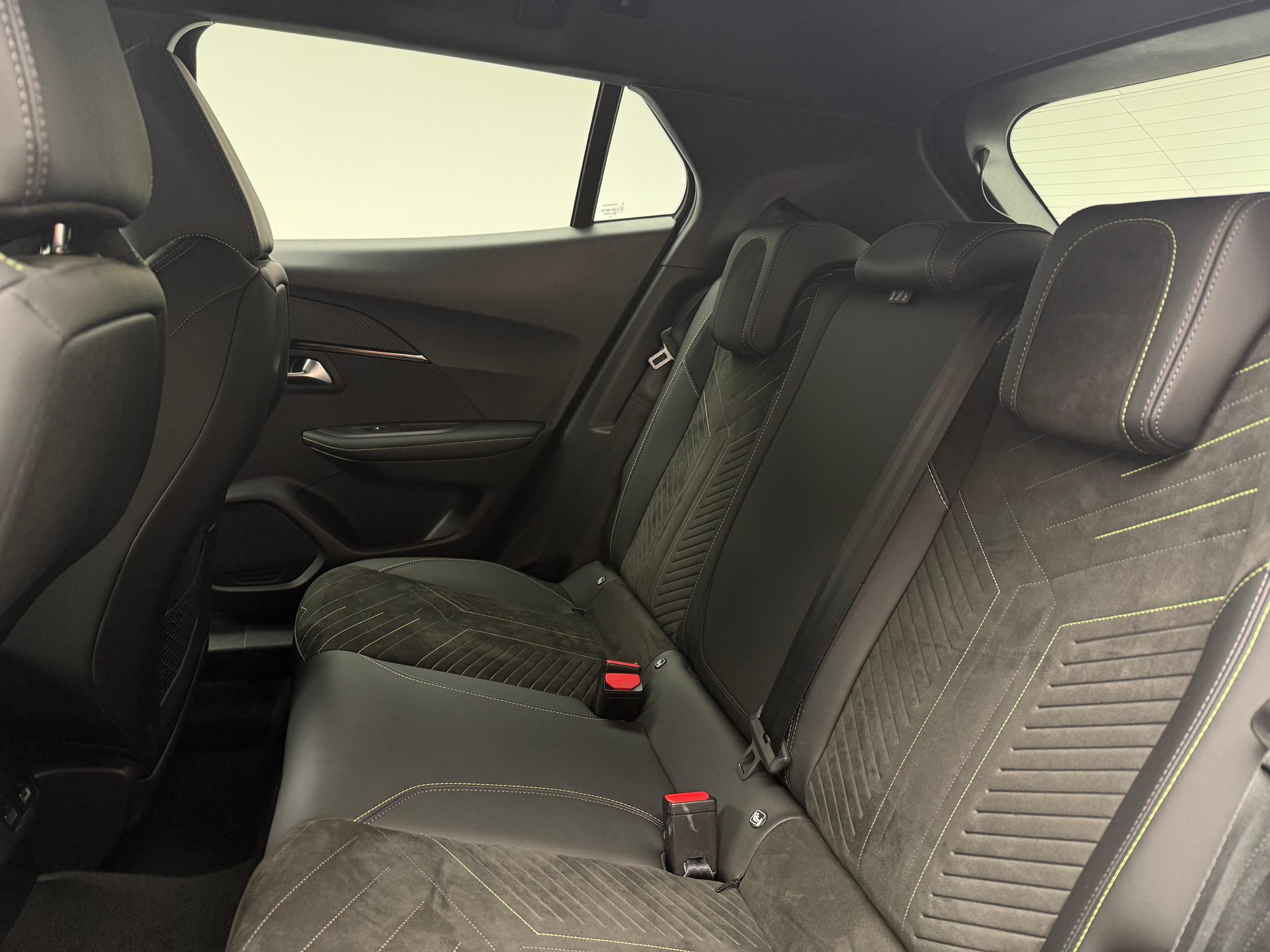 PEUGEOT 2008 1.2 PureTech 130 GT-image-6