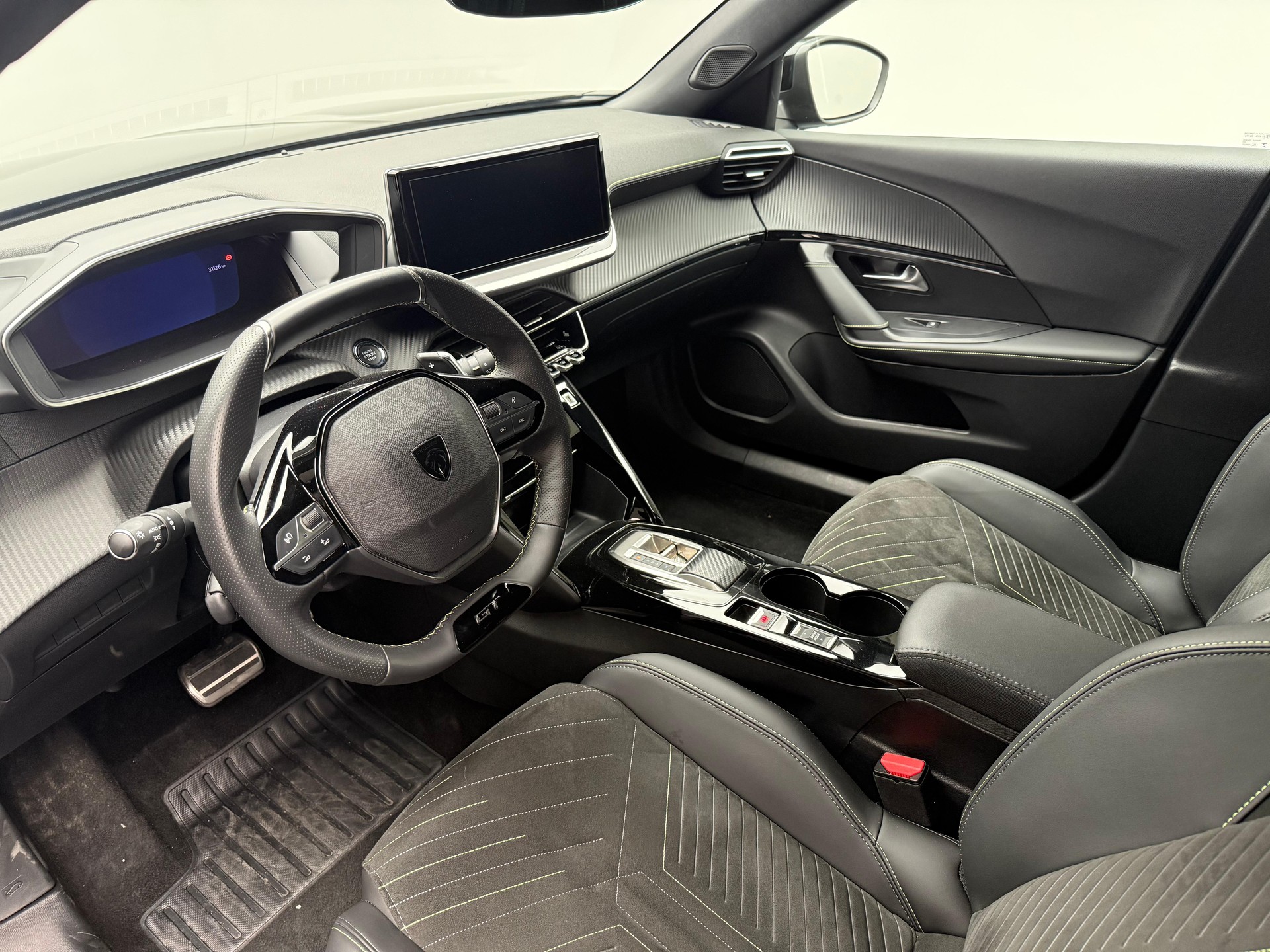 PEUGEOT 2008 1.2 PureTech 130 GT-image-4