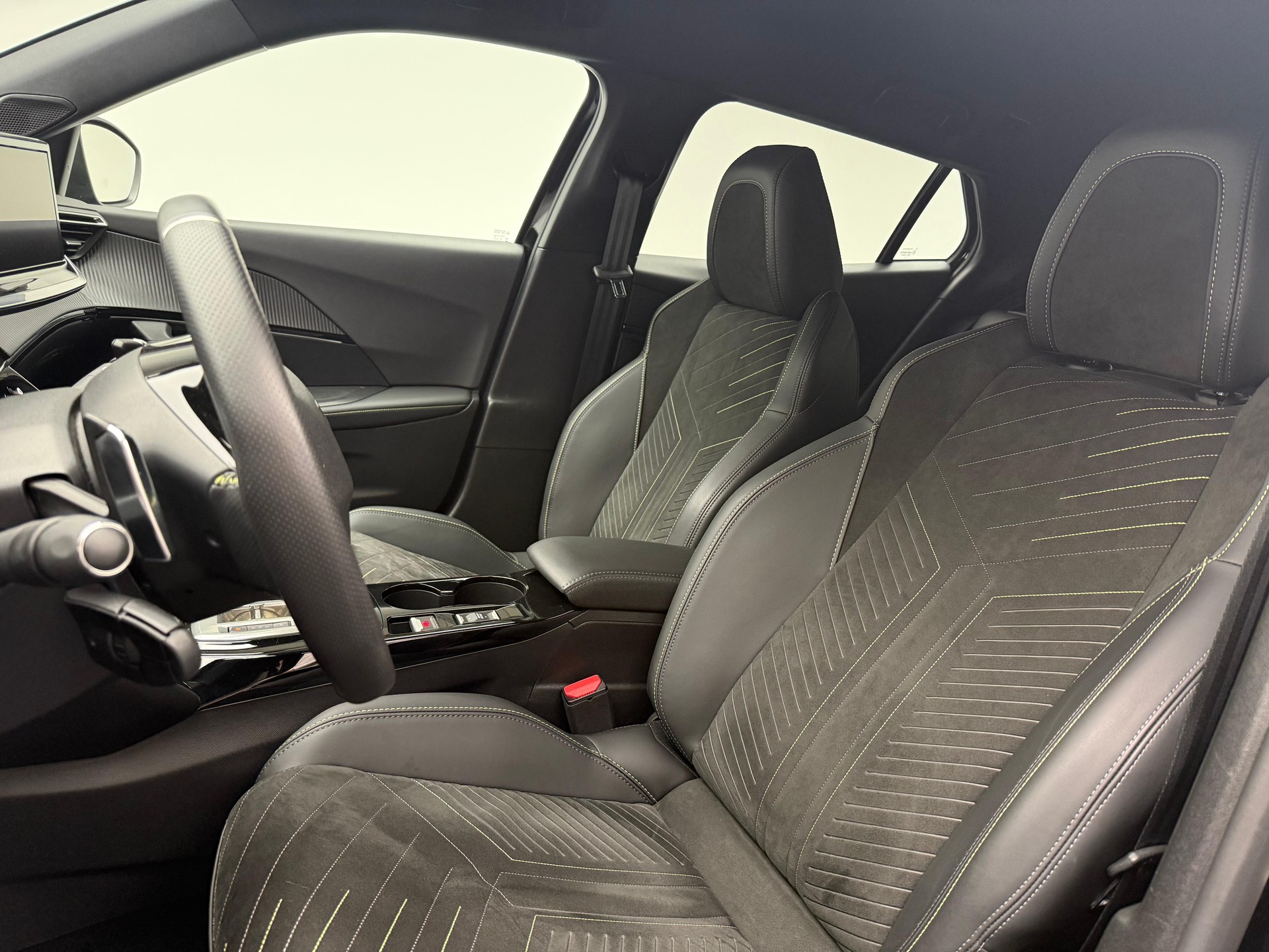PEUGEOT 2008 1.2 PureTech 130 GT-image-5
