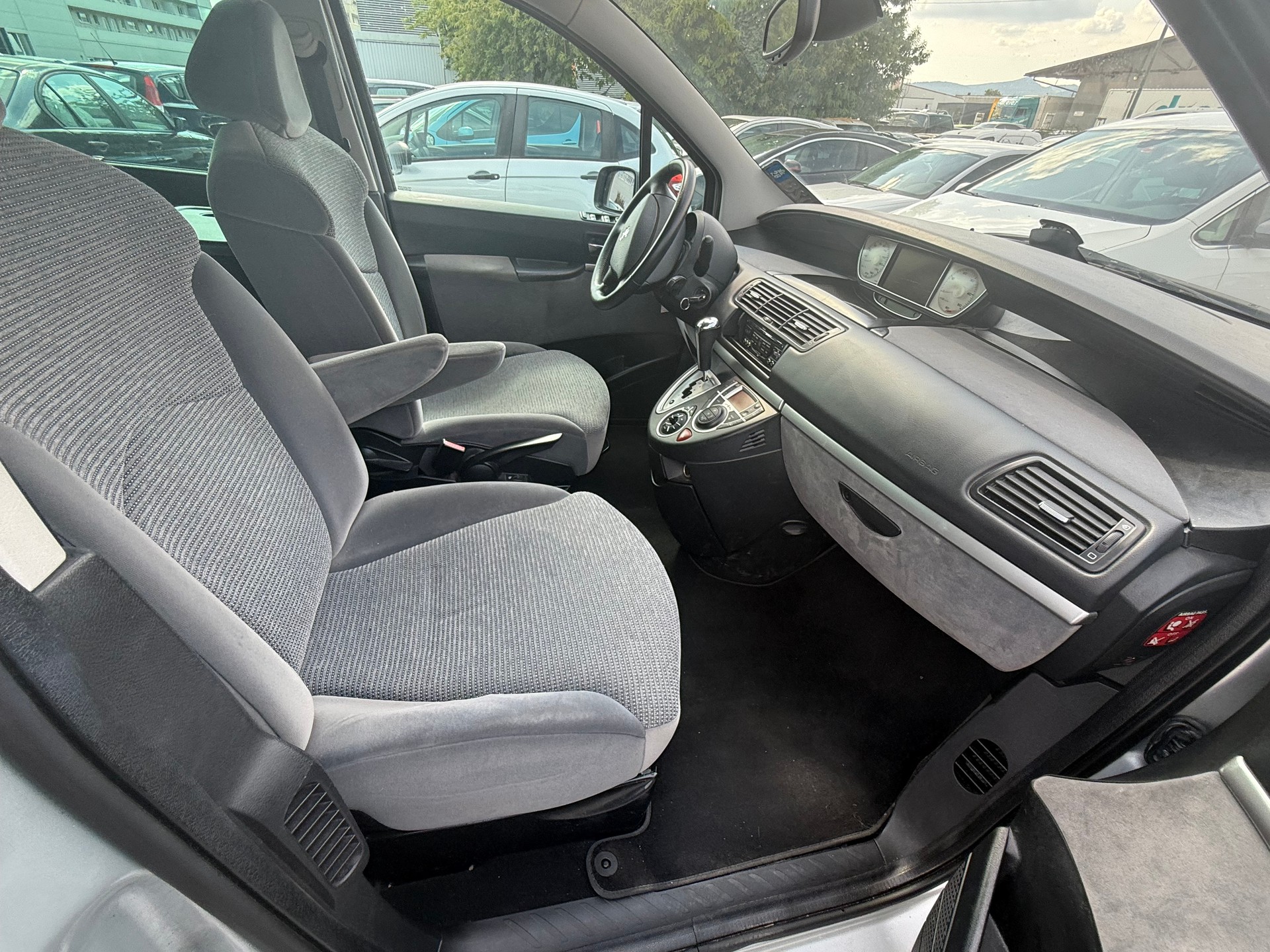 PEUGEOT 807 2.2 16V HDi Swiss Edition Tiptronic-image-4