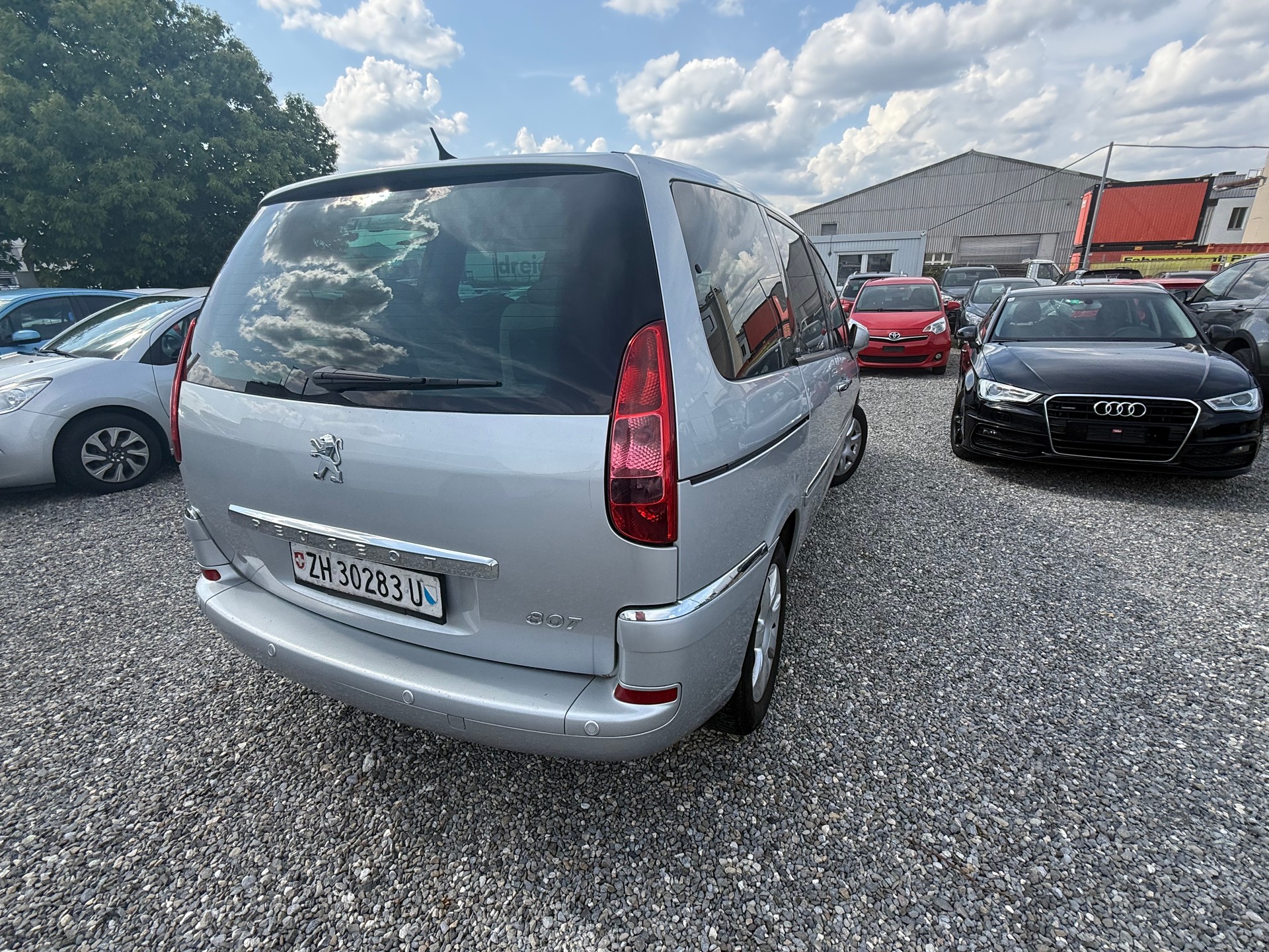 PEUGEOT 807 2.2 16V HDi Swiss Edition Tiptronic-image-2