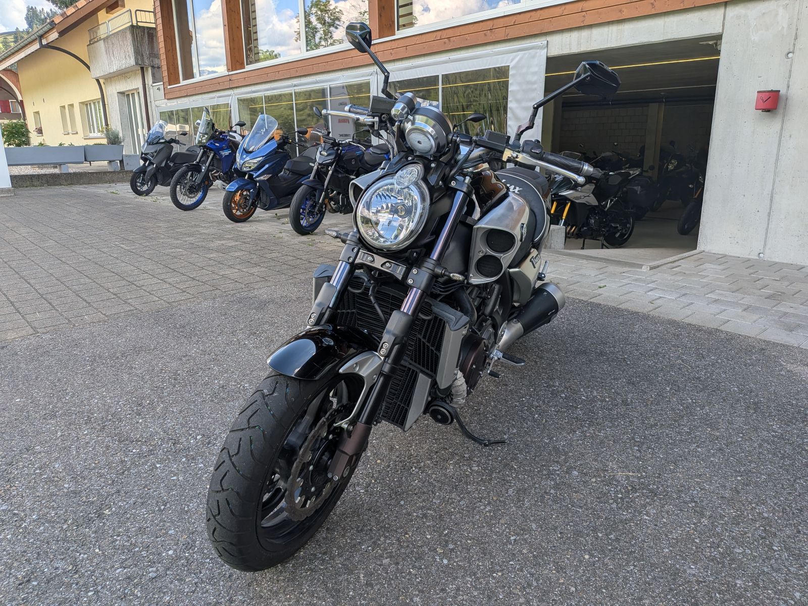 YAMAHA V-MAX-image-2